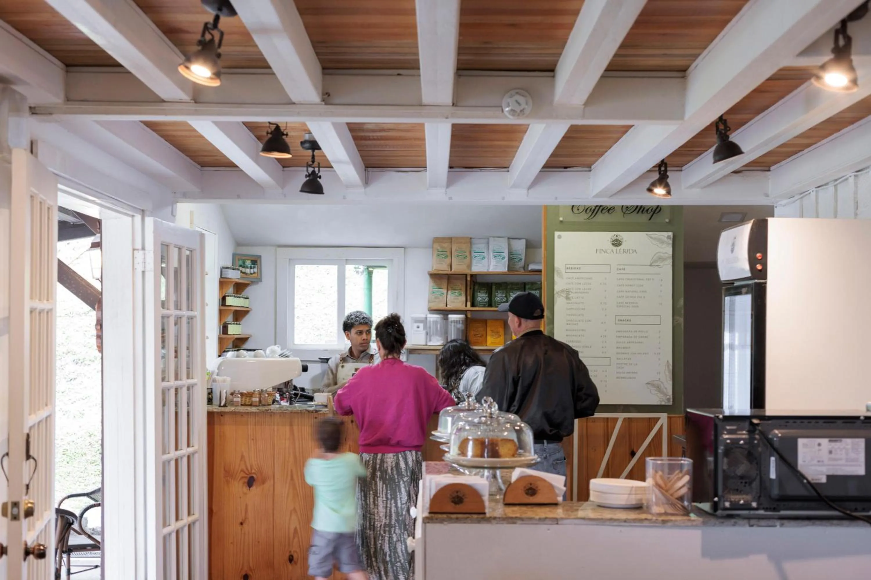 Lounge or bar in Hotel Finca Lerida Coffee Plantation and Boutique Hotel