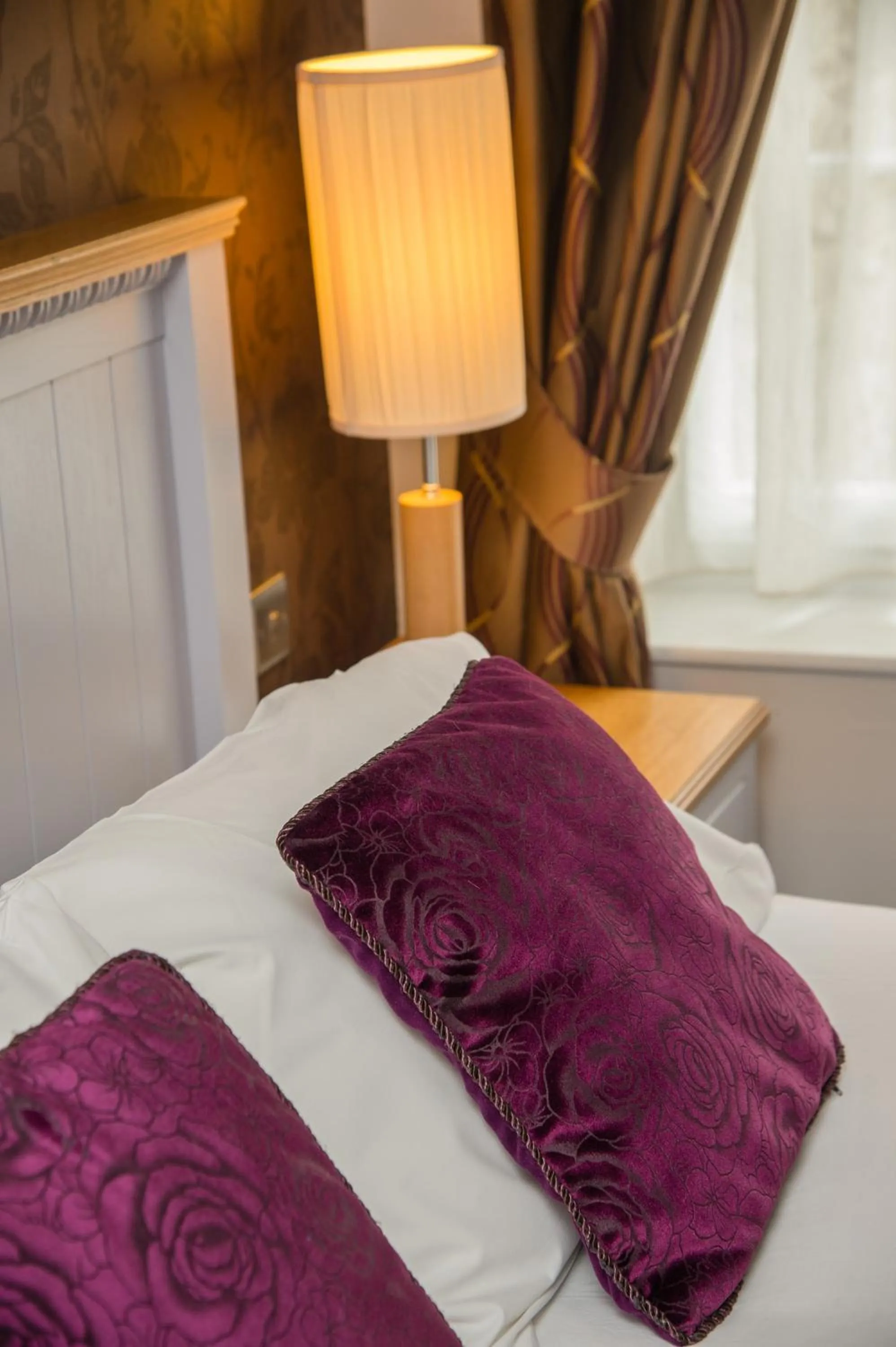 Bedroom, Bed in The Grove