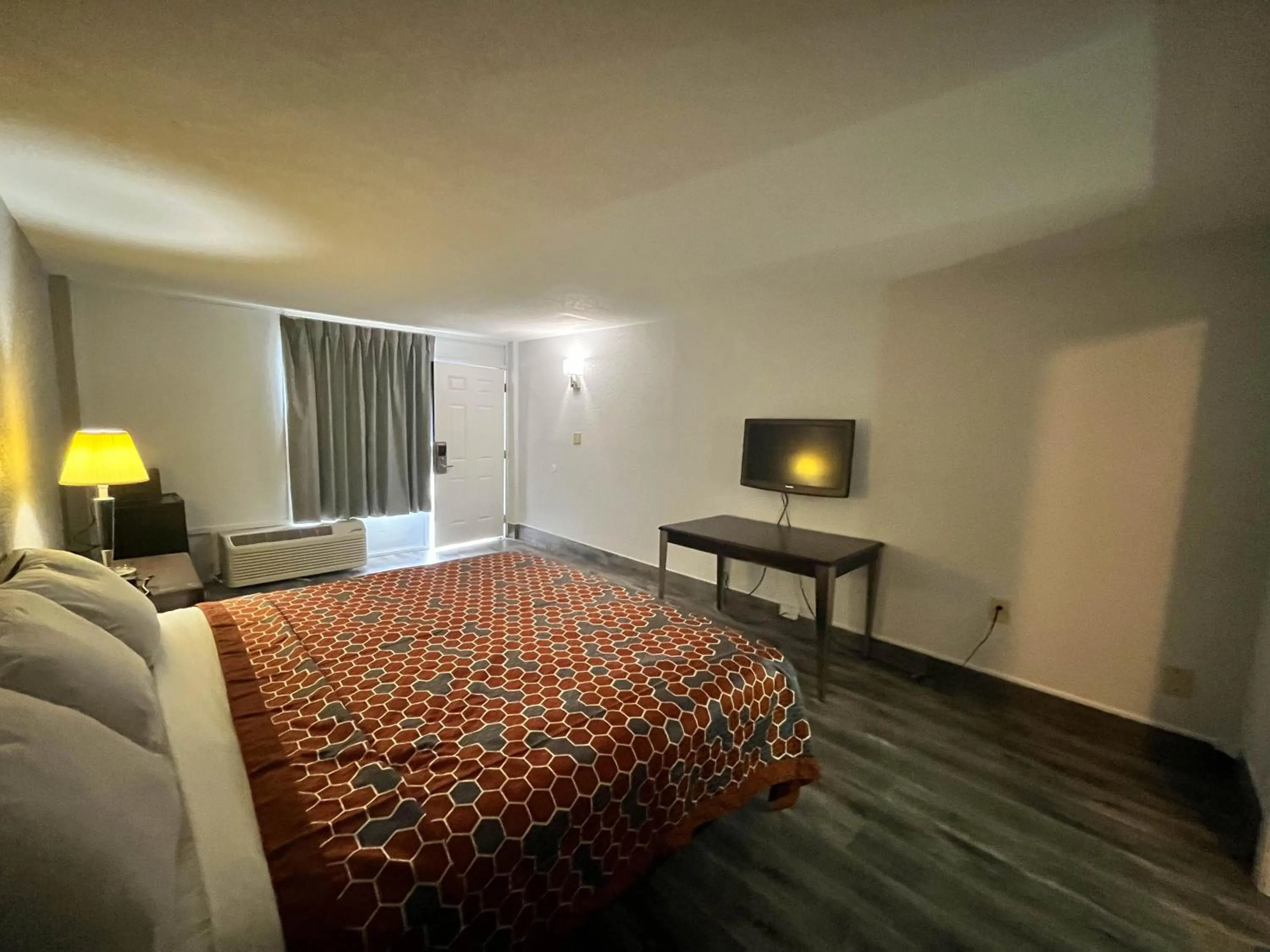 Bedroom, Bed in Motel 6 Spartanburg, SC Northwest Business 85