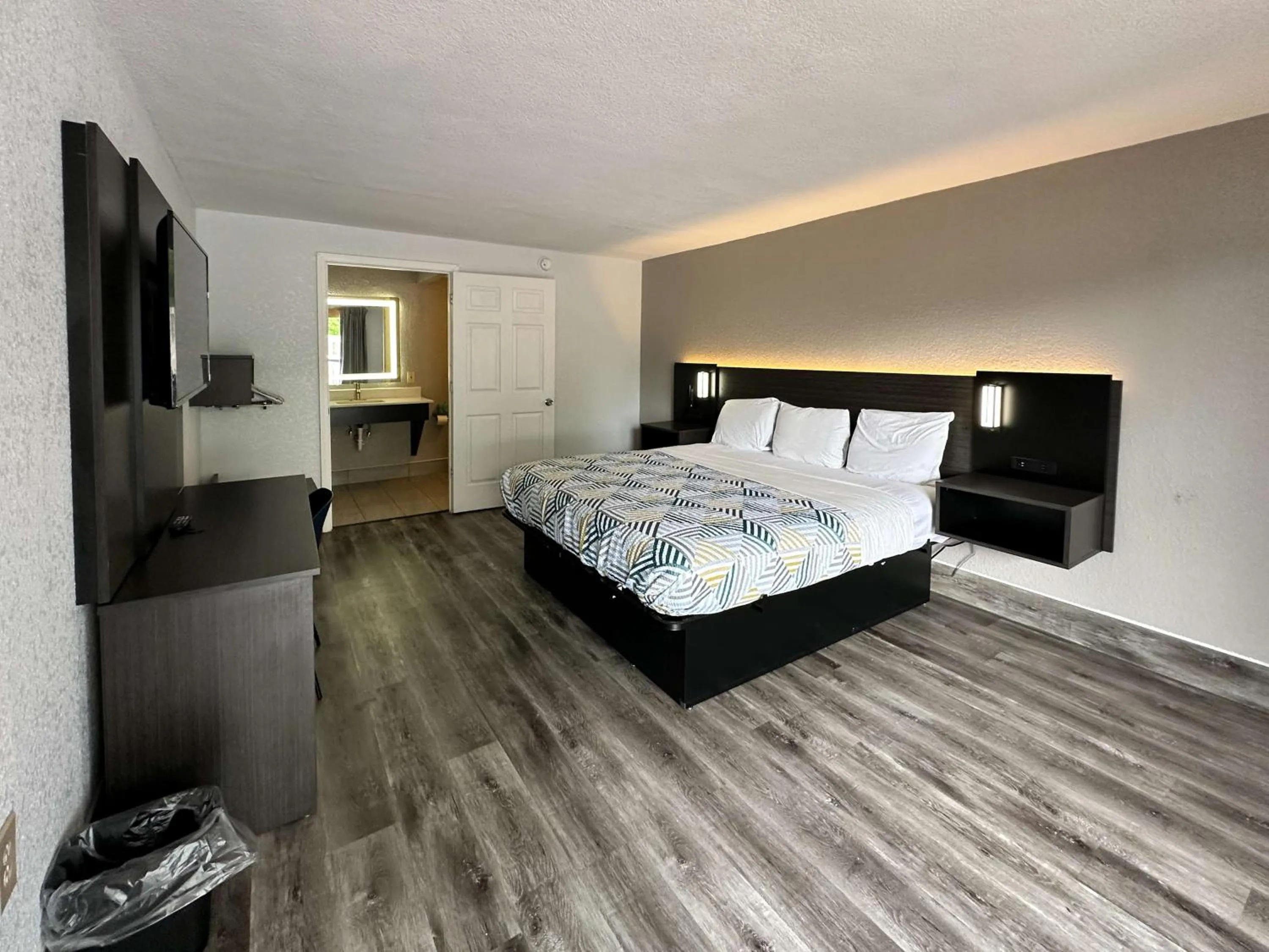 Bedroom, Bed in Motel 6 Spartanburg, SC Northwest Business 85