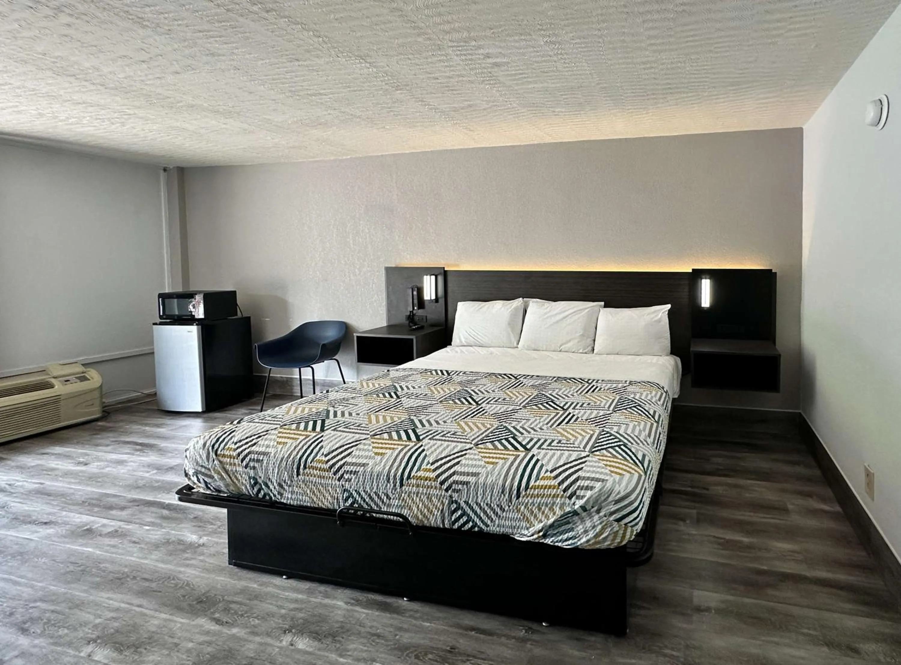 Bedroom, Bed in Motel 6 Spartanburg, SC Northwest Business 85