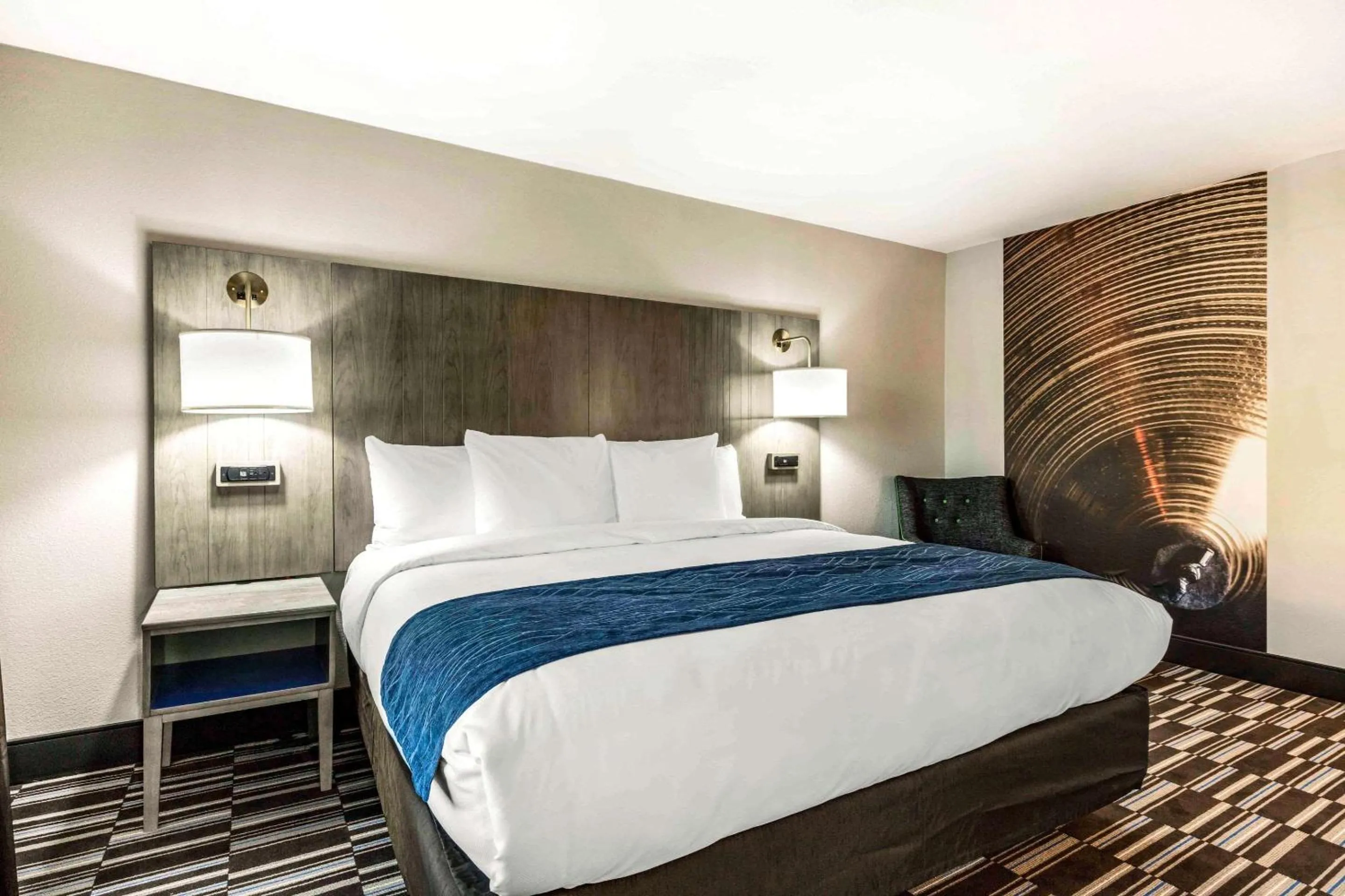 Photo of the whole room, Bed in Comfort Inn Memphis Airport West