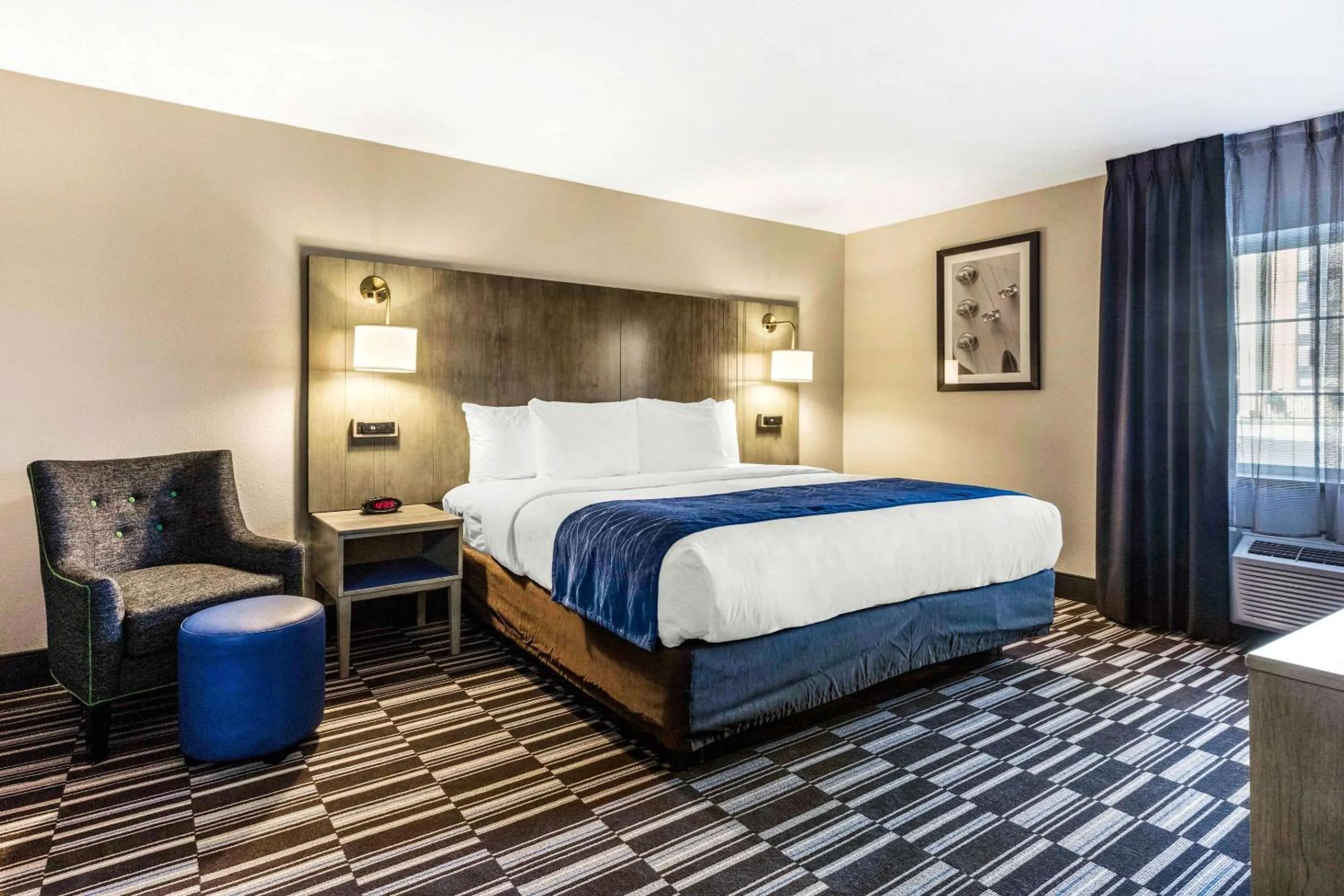 Photo of the whole room, Bed in Comfort Inn Memphis Airport West