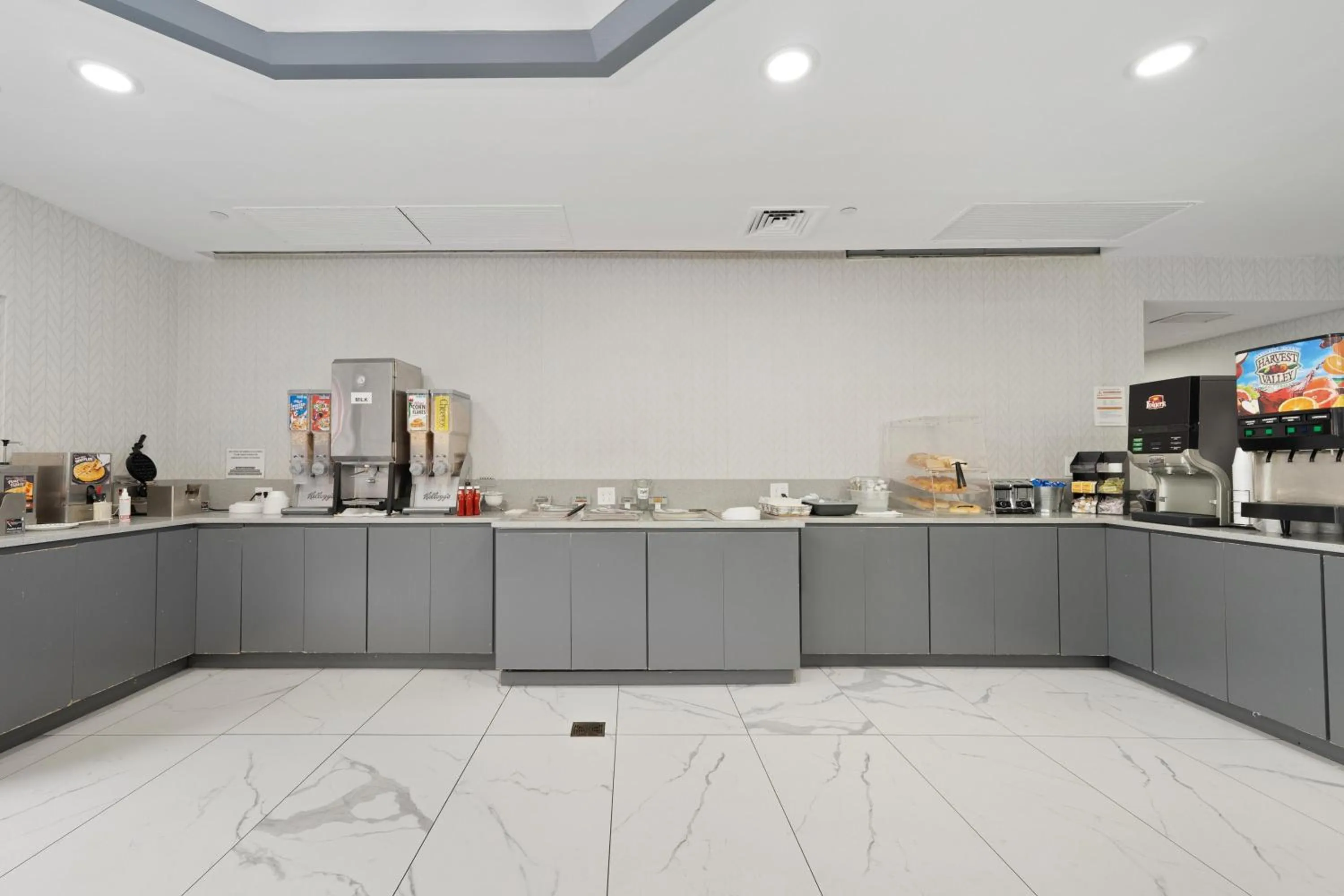 Buffet breakfast in Chicago Club Inn & Suite