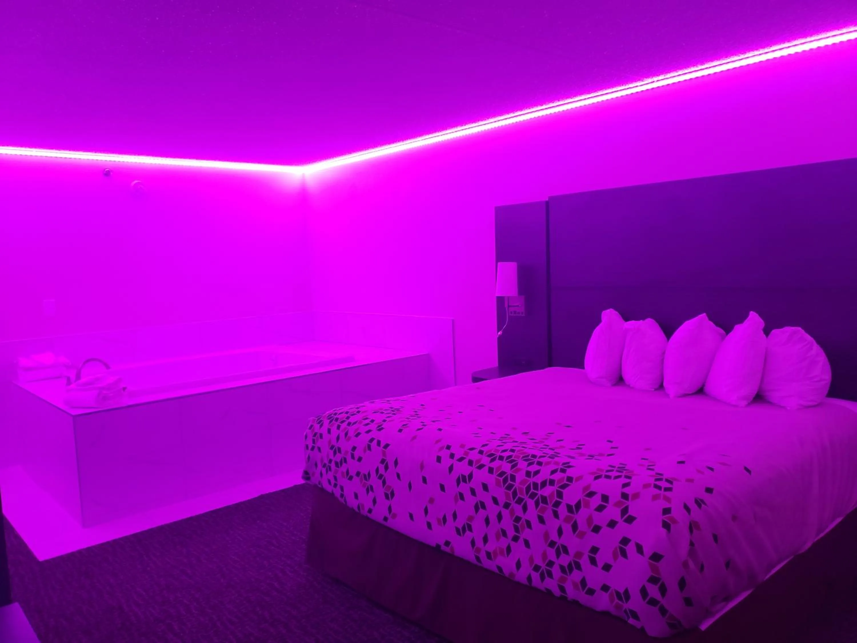 Bed in Chicago Club Inn & Suite