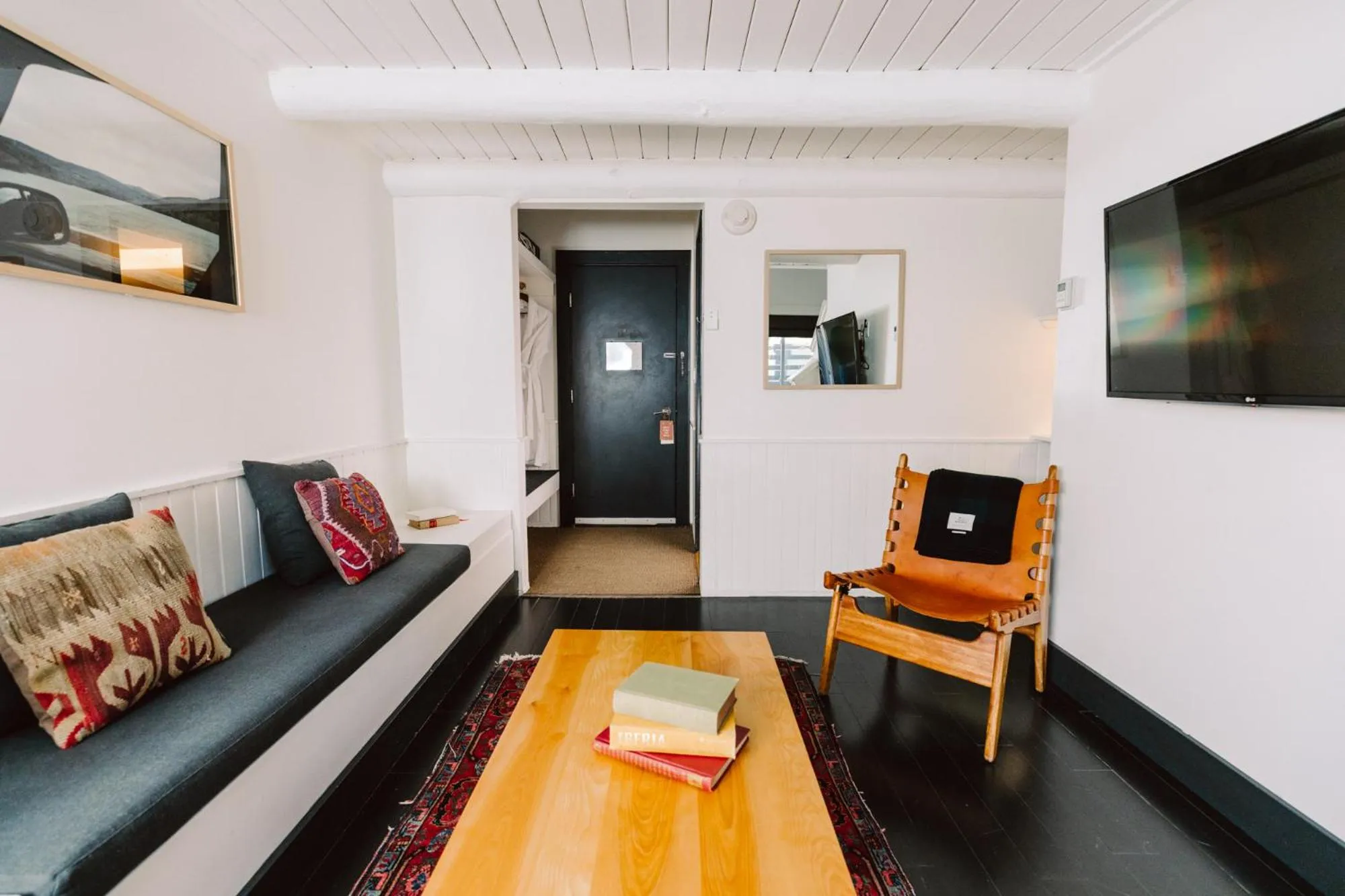 Communal lounge/ TV room in Scribner's Catskill Lodge, a Member of Design Hotels