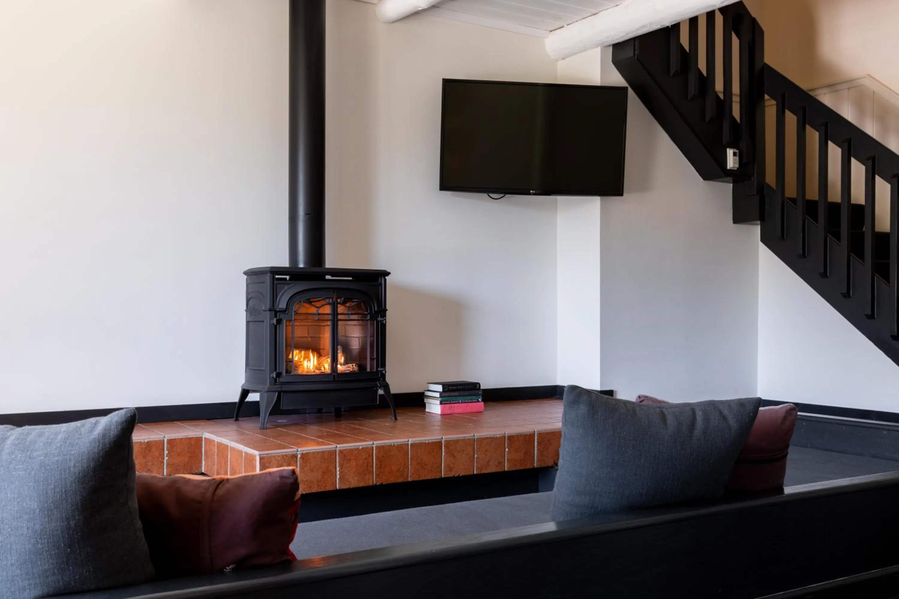 Communal lounge/ TV room in Scribner's Catskill Lodge, a Member of Design Hotels