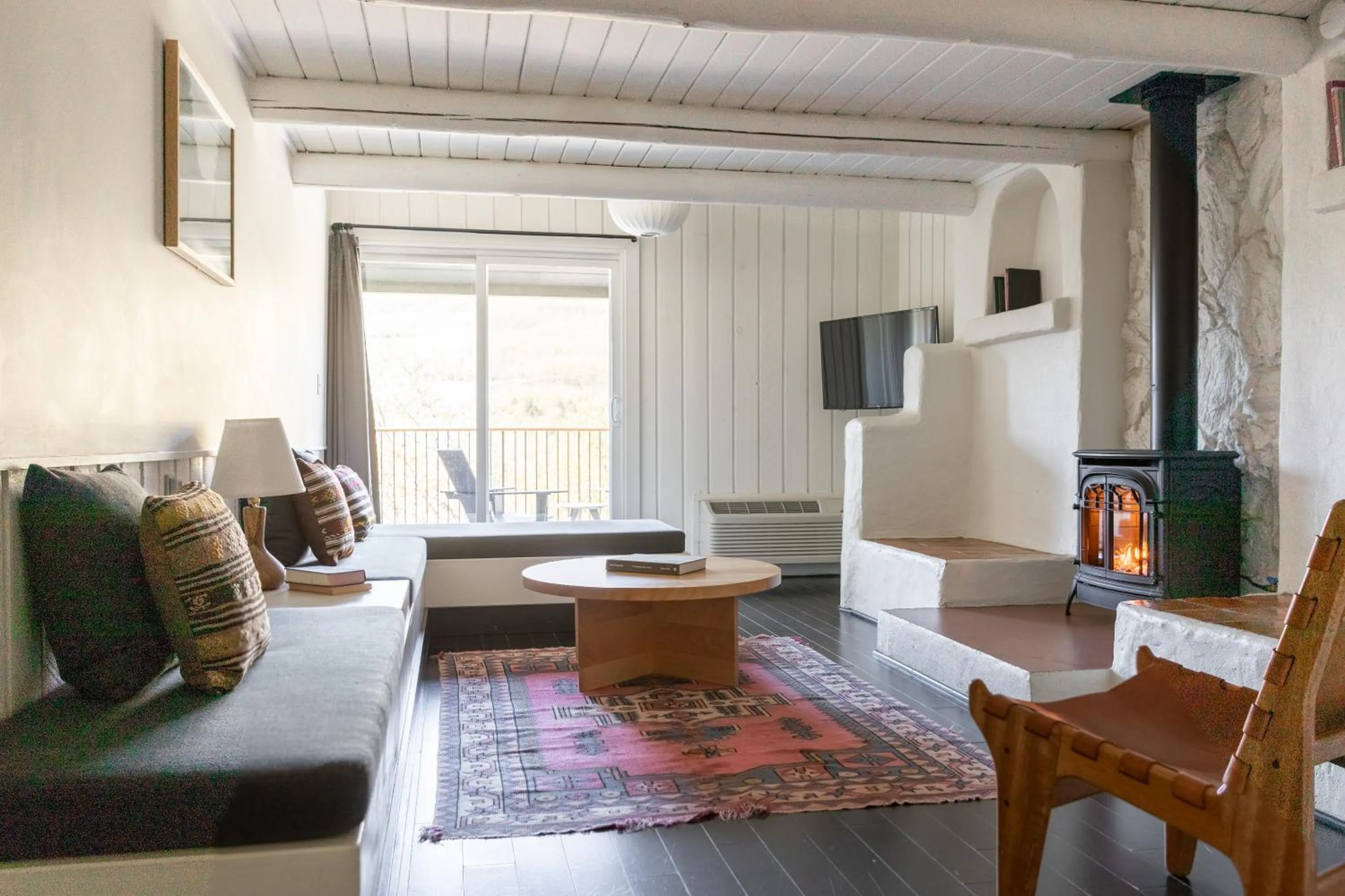 Communal lounge/ TV room in Scribner's Catskill Lodge, a Member of Design Hotels