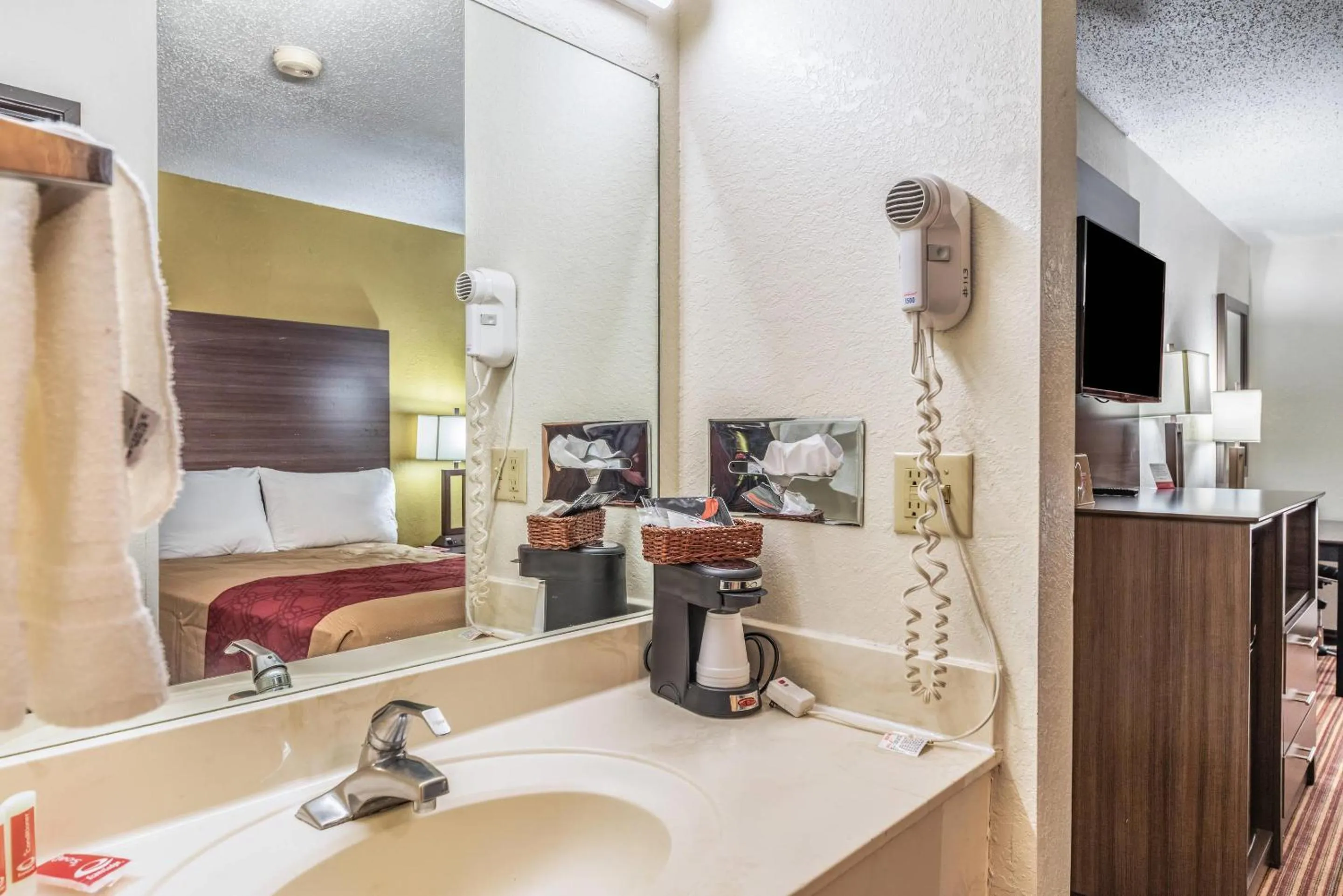 Bedroom in Econo Lodge Inn & Suites Mckinney - Plano North