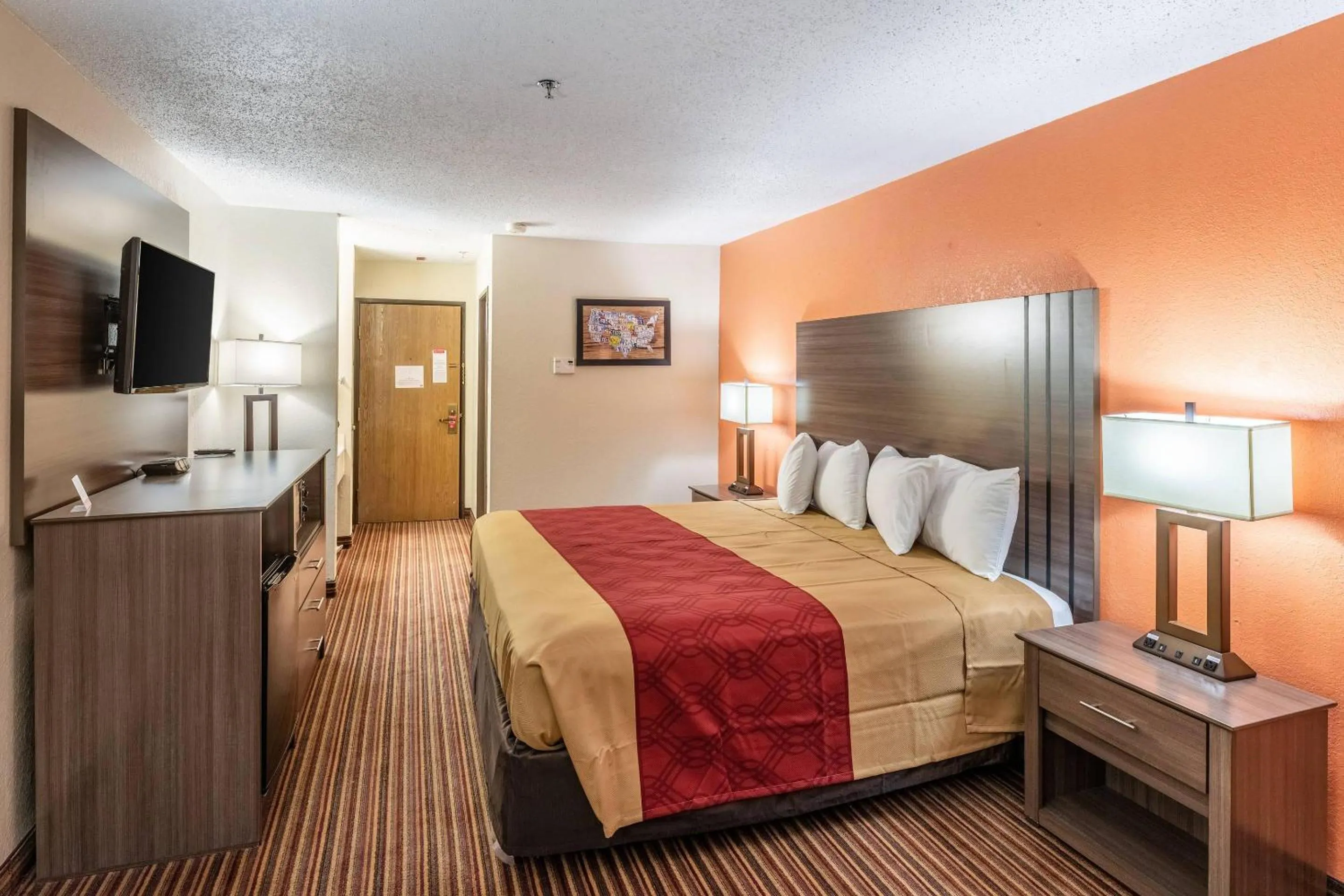 Bedroom, Bed in Econo Lodge Inn & Suites Mckinney - Plano North