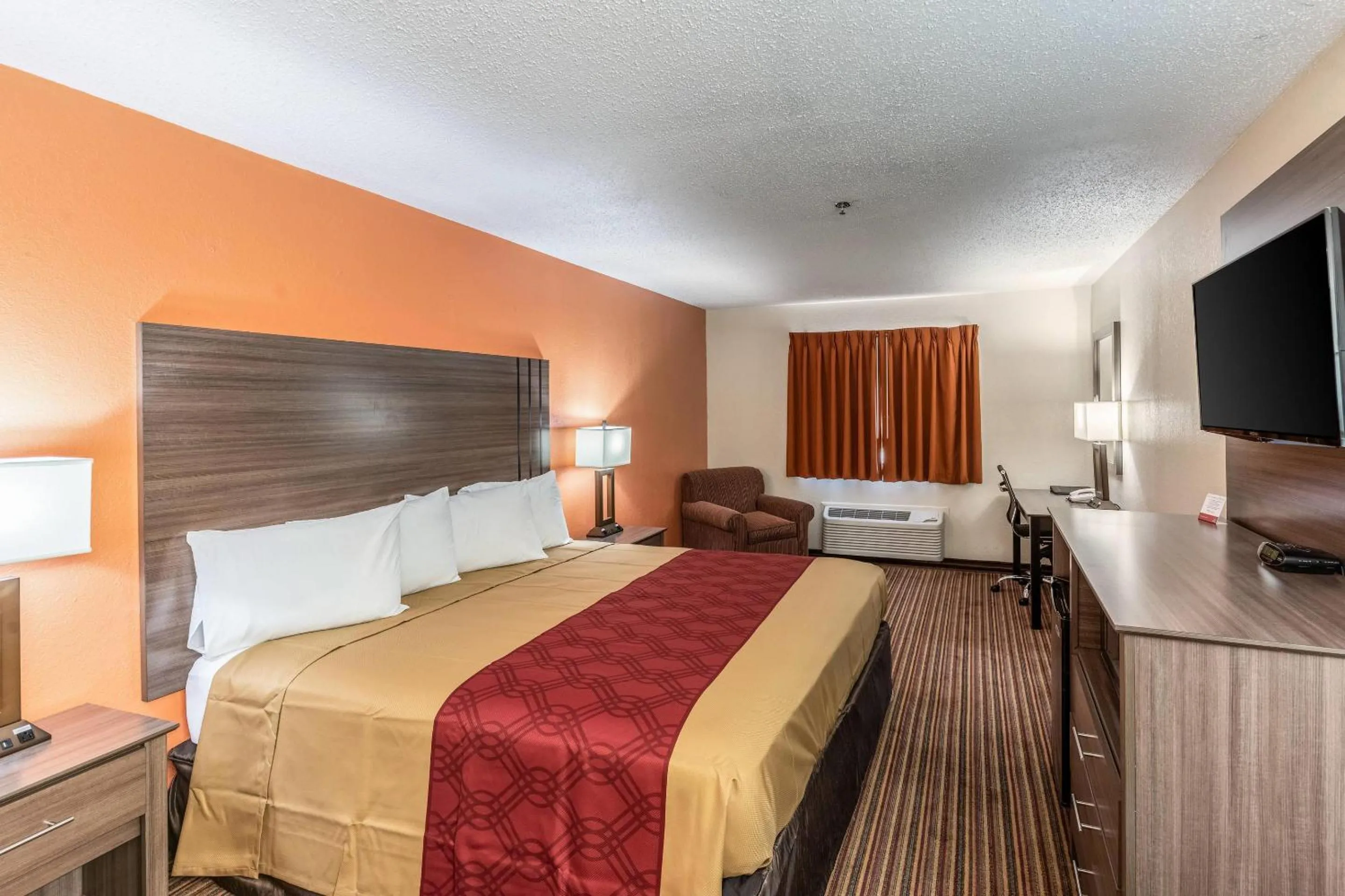 Bedroom, Bed in Econo Lodge Inn & Suites Mckinney - Plano North