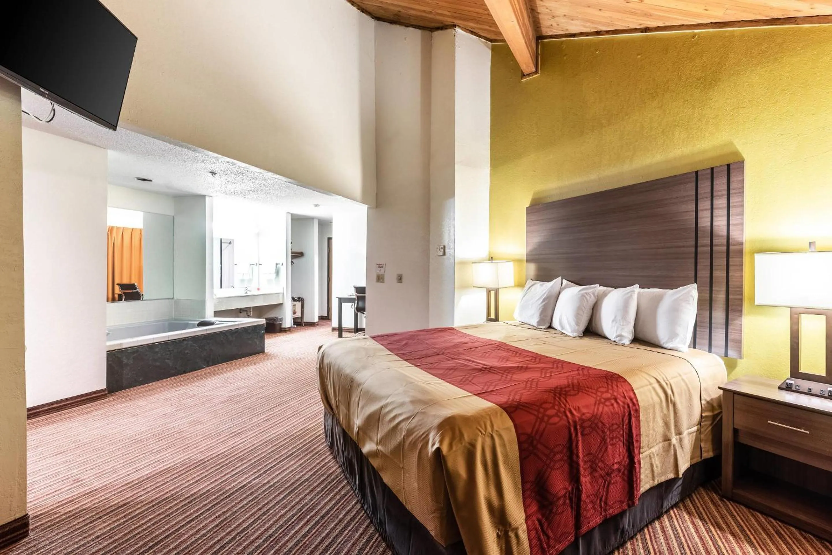 Bedroom, Bed in Econo Lodge Inn & Suites Mckinney - Plano North