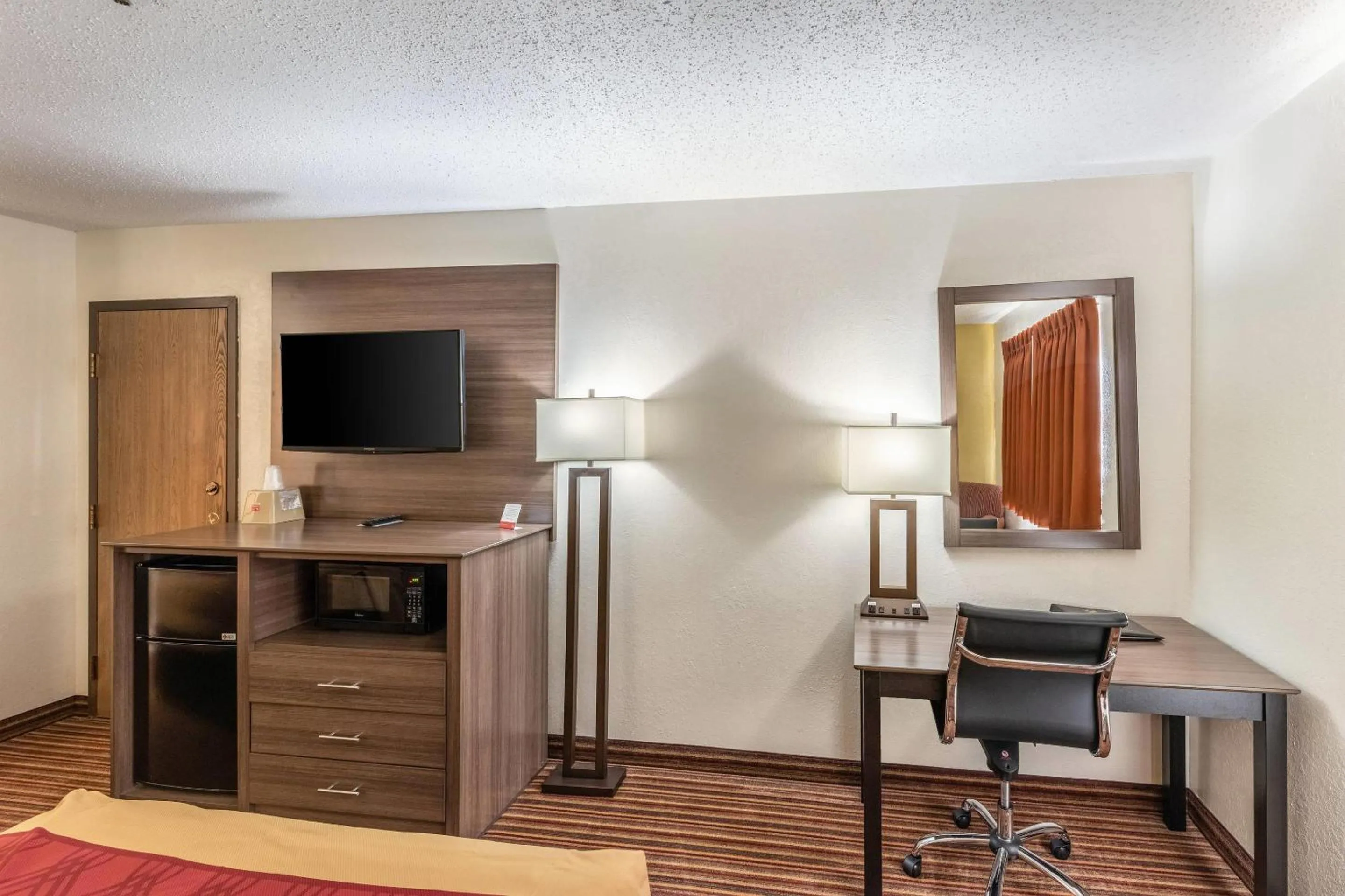 Bedroom in Econo Lodge Inn & Suites Mckinney - Plano North