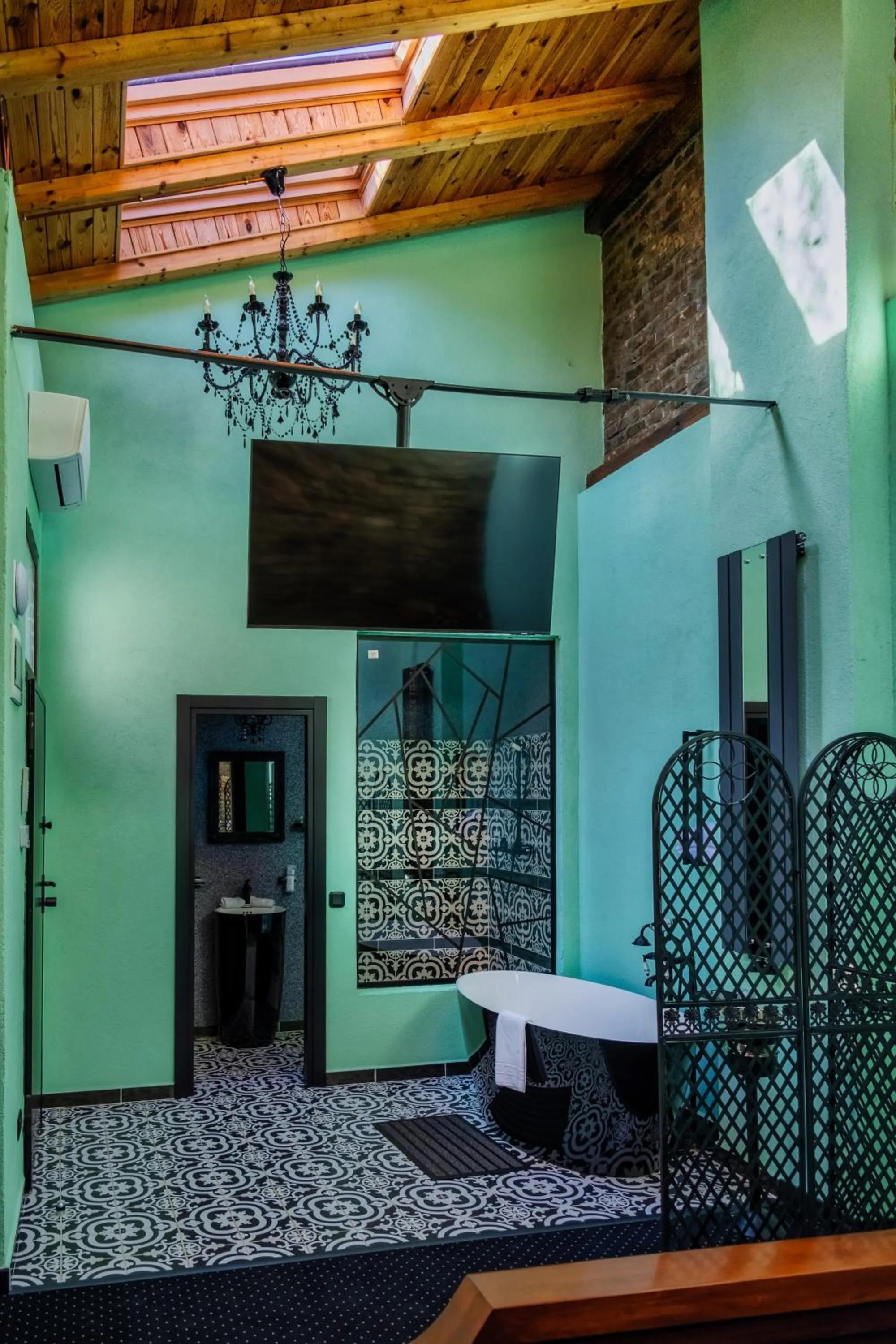 Bathroom in JMR Royal -Luxury Rooms & Private Sauna