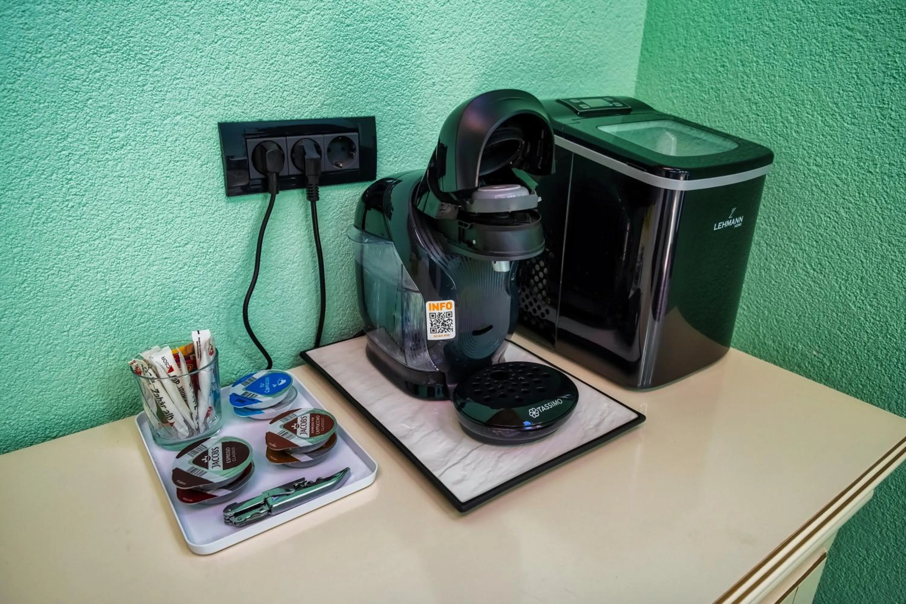 Coffee/tea facilities in JMR Royal -Luxury Rooms & Private Sauna