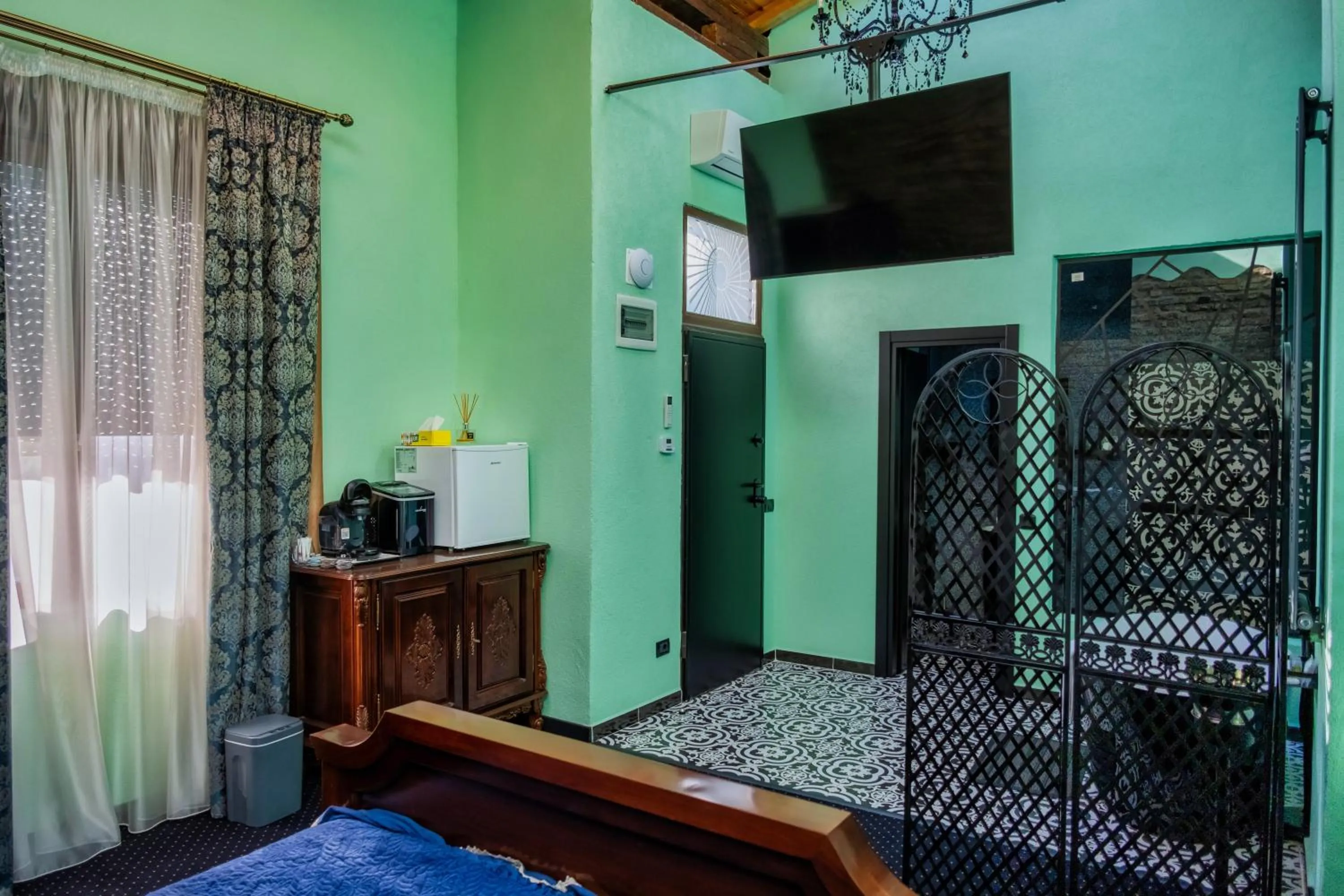 TV and multimedia in JMR Royal -Luxury Rooms & Private Sauna