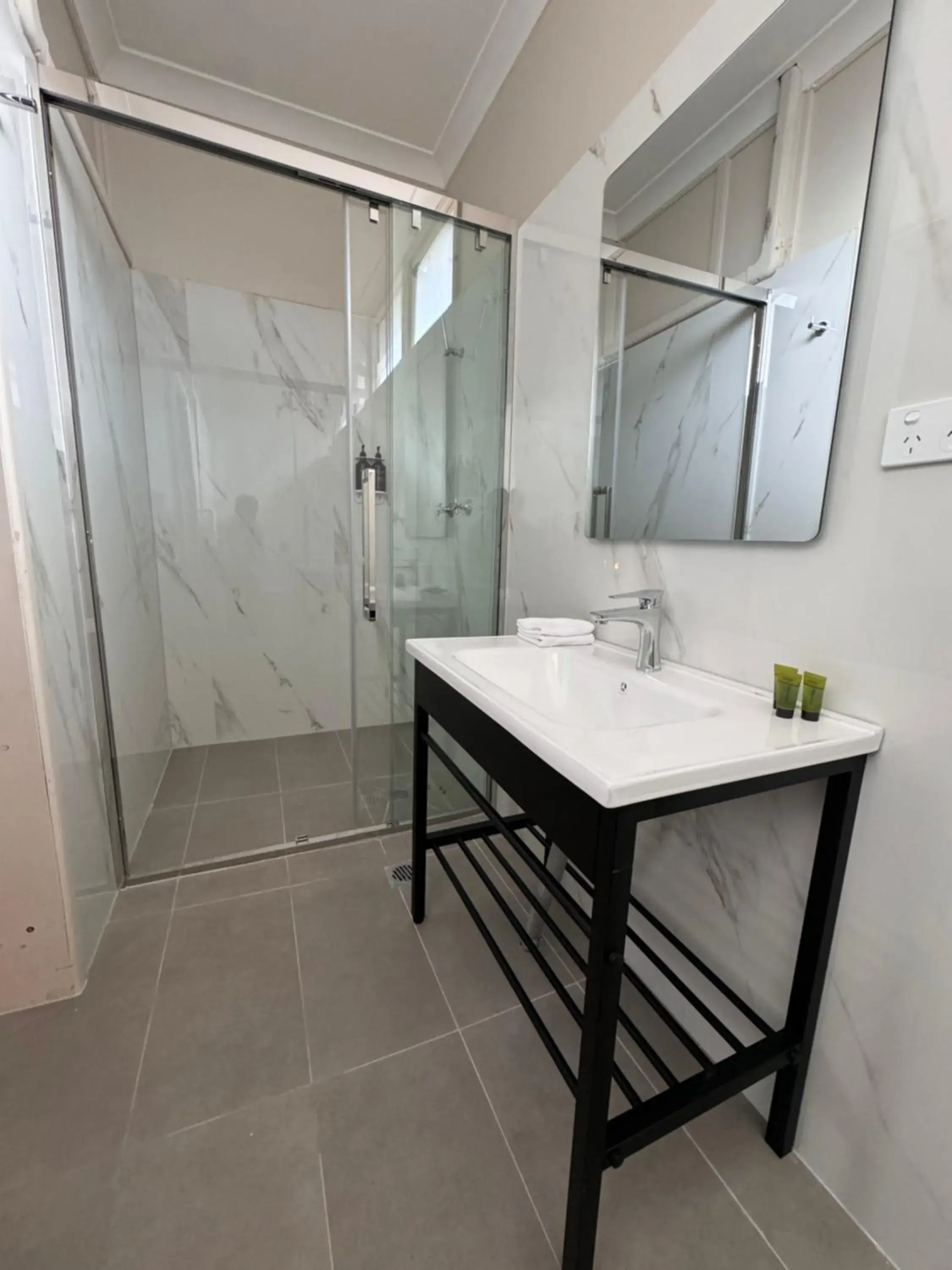 Standard Queen Room in Lismore City Motor Inn Standard Queen Room in Lismore City Motor Inn