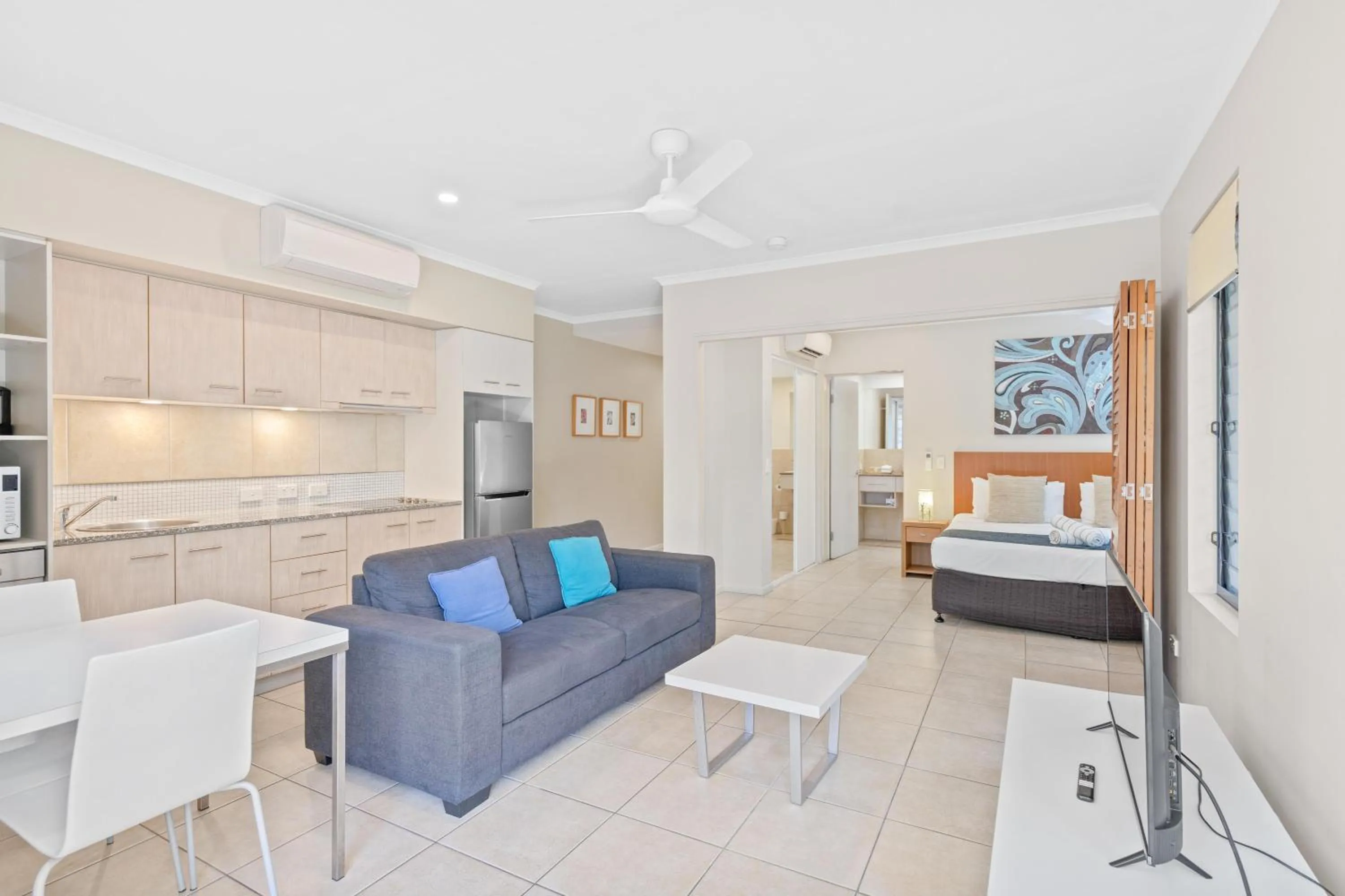 Living room, Bed in Sea Point on Trinity Beach