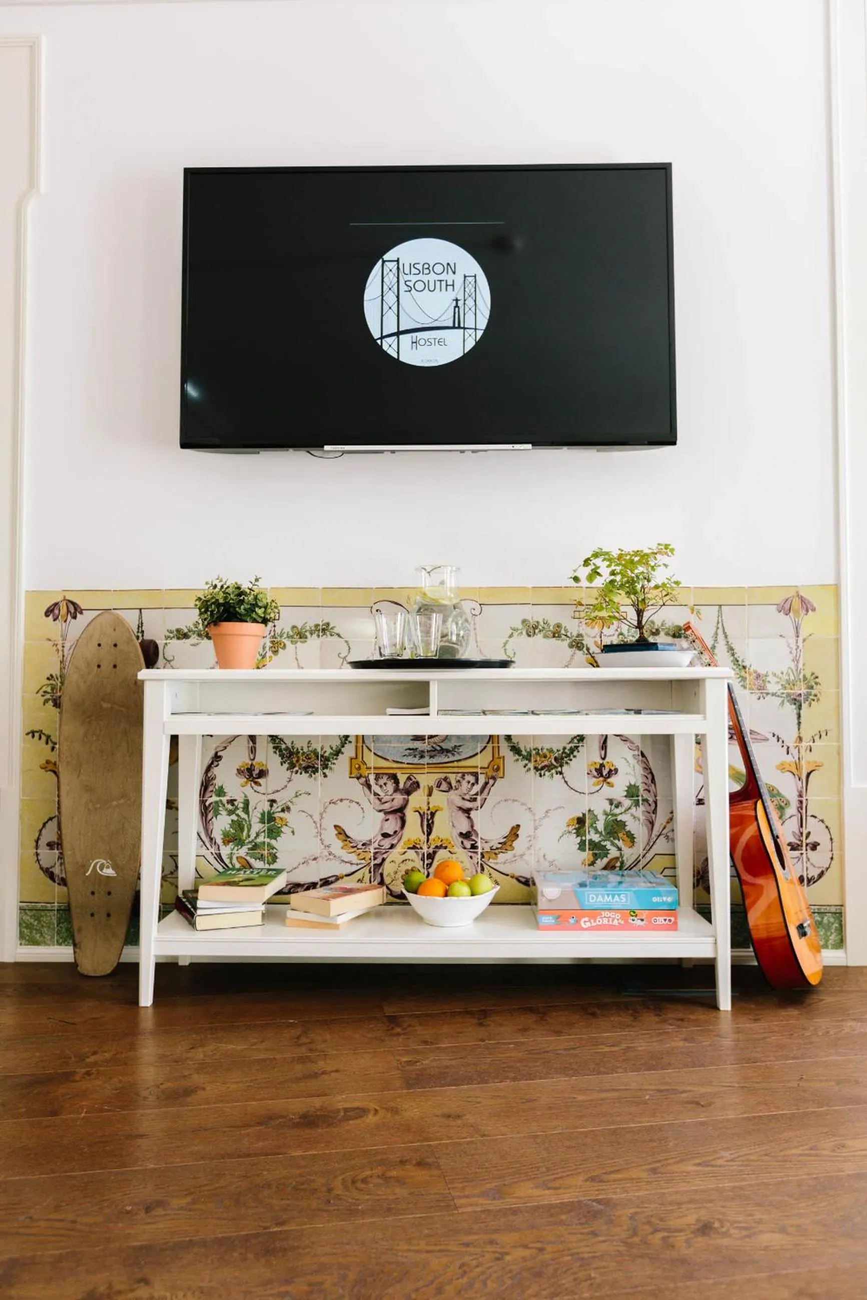 Communal lounge/ TV room in Lisbon South Hostel