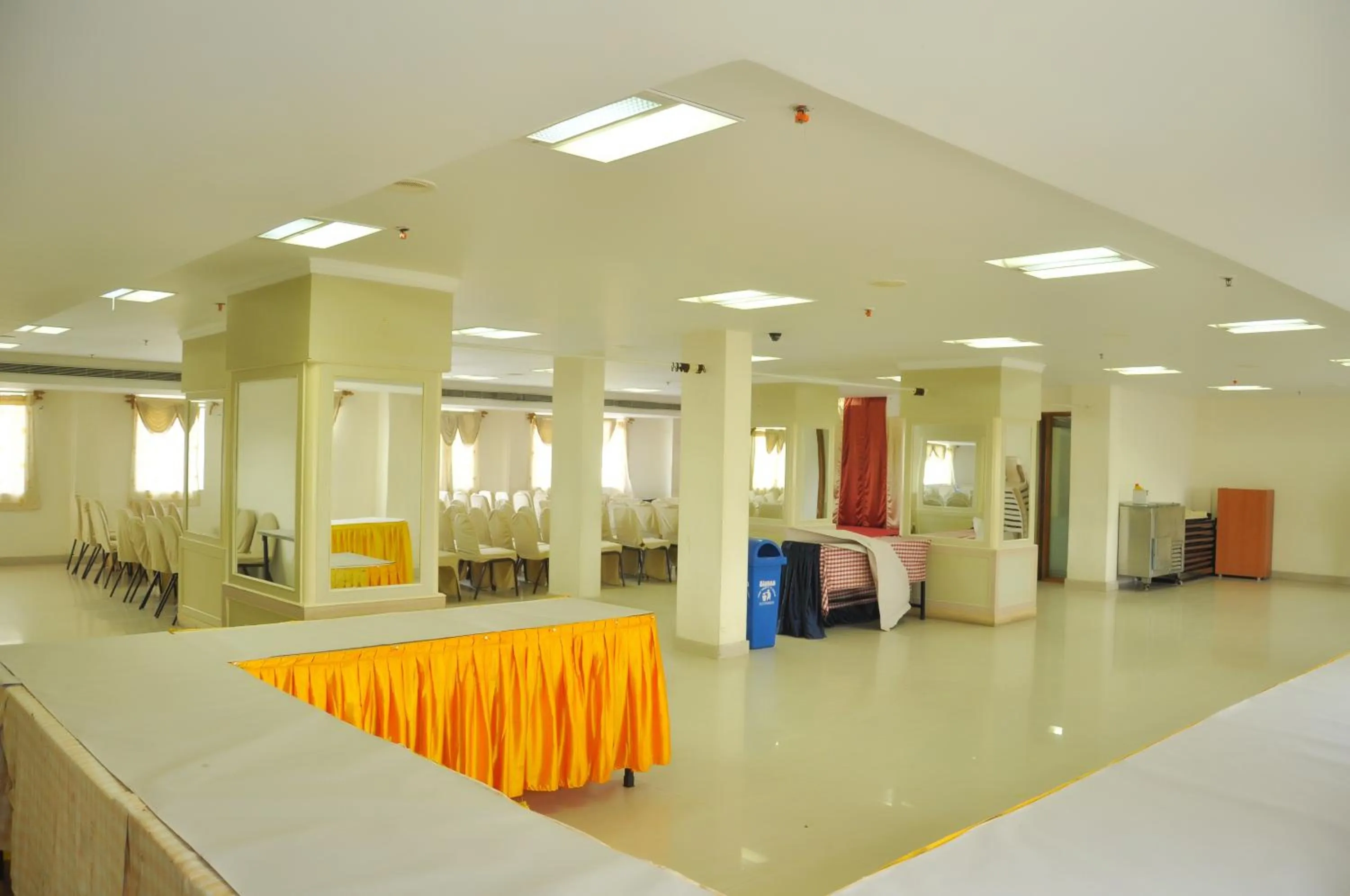 Meeting/conference room, Bed in Nayagara Hotel