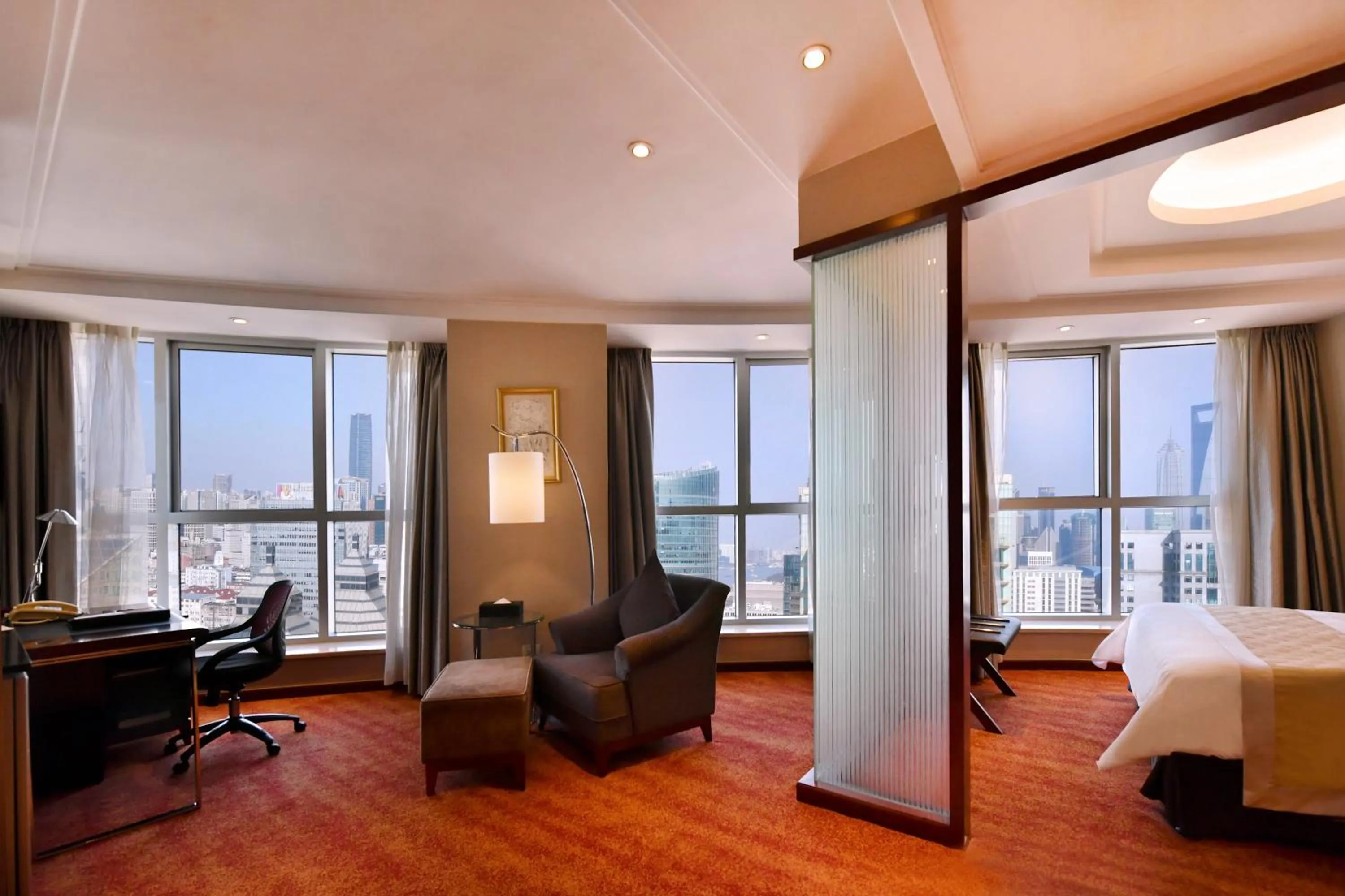 Photo of the whole room, Bed in Central Hotel Shanghai - Nanjing Road