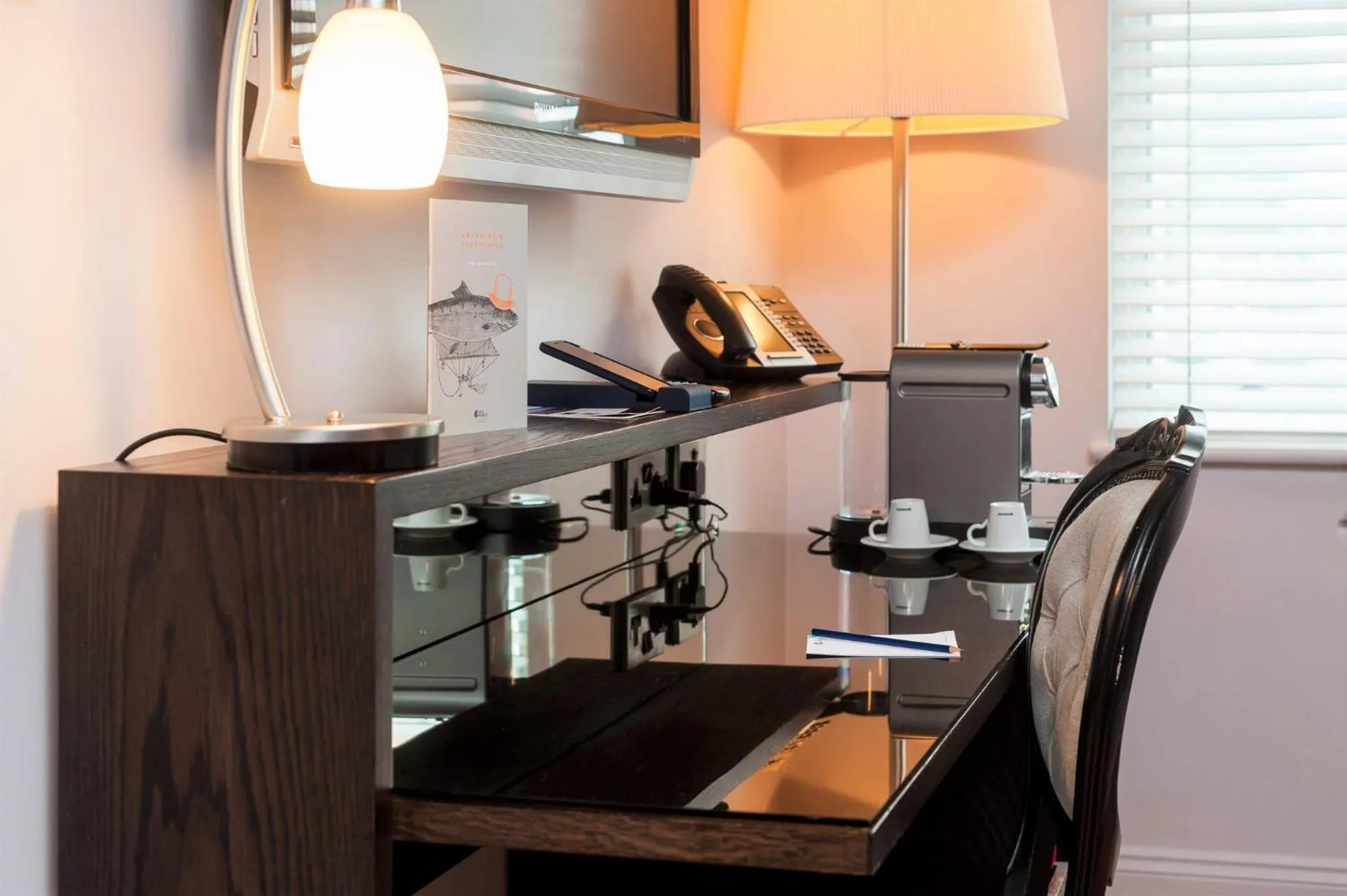 Photo of the whole room in Hotel Indigo London Hyde Park Paddington by IHG