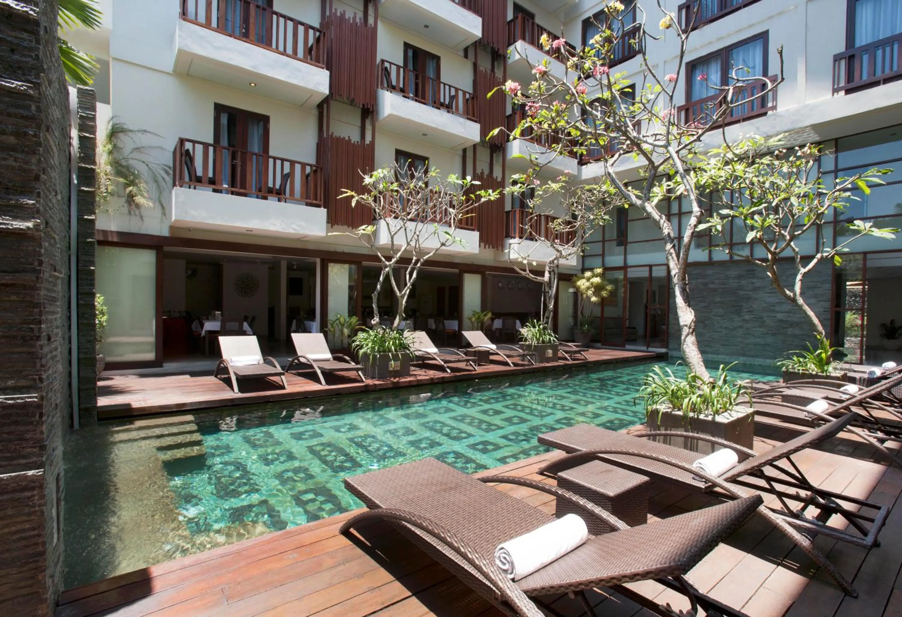 Swimming pool in d'primahotel Seminyak