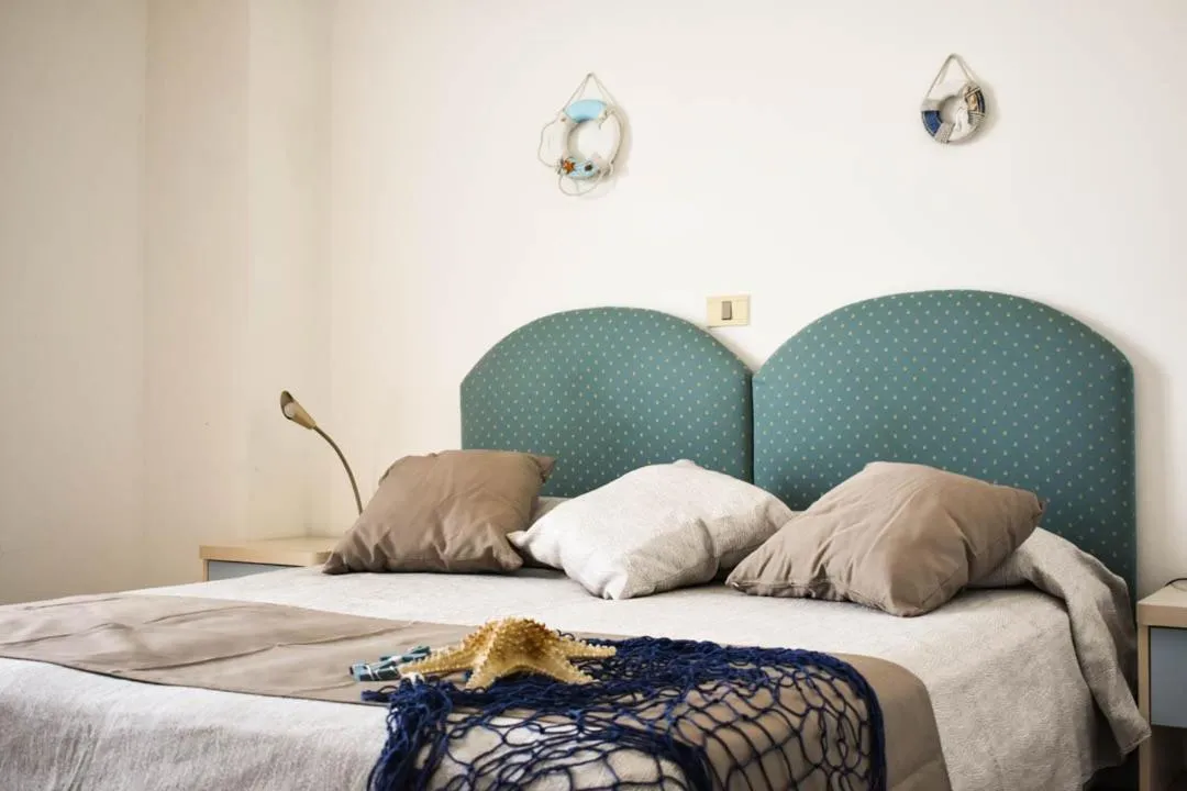 Bedroom, Bed in Hotel Embassy