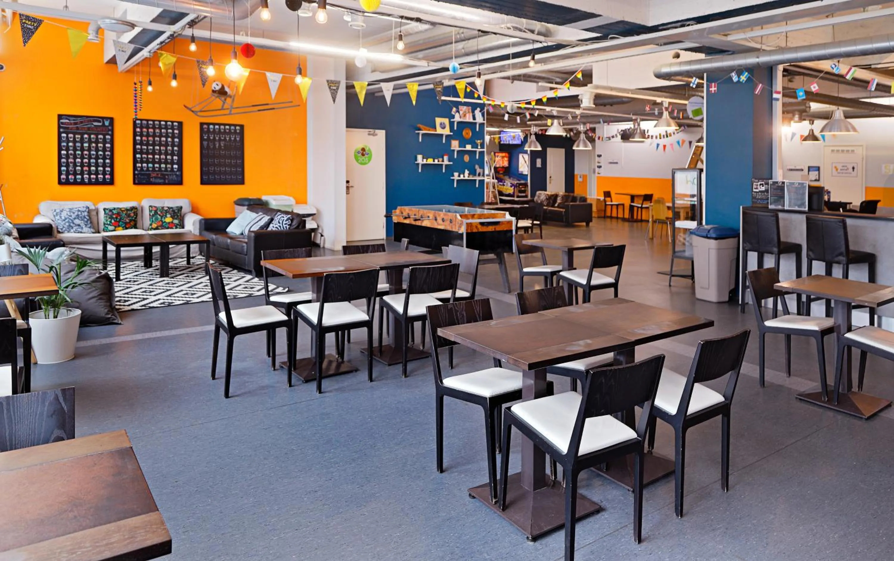 Communal lounge/ TV room in CheapSleep Hostel Helsinki