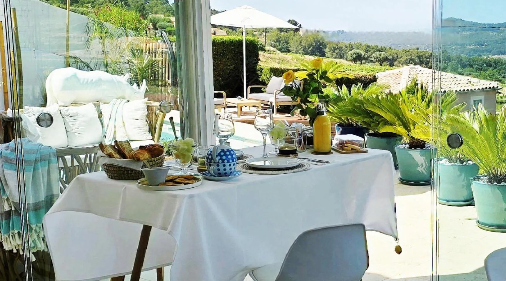 Patio in Le Nid Bleu