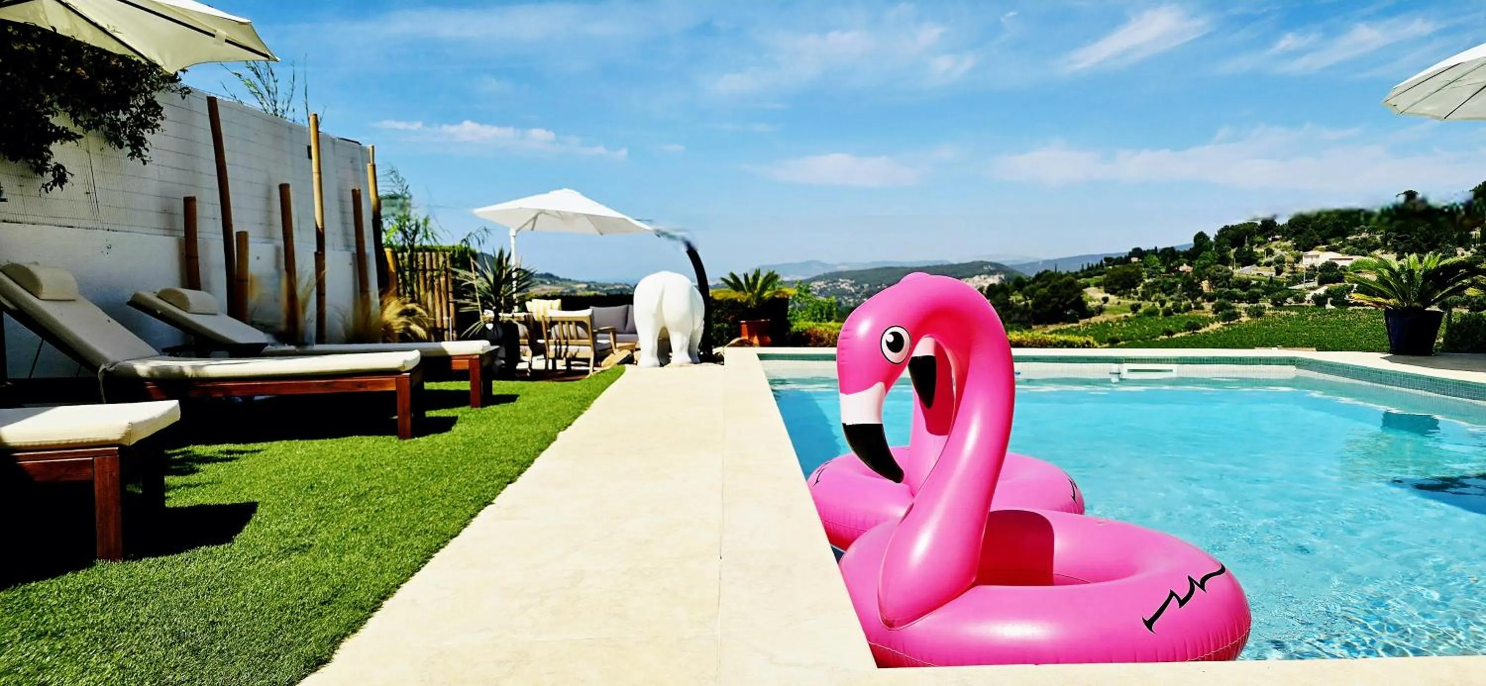 Pool view in Le Nid Bleu