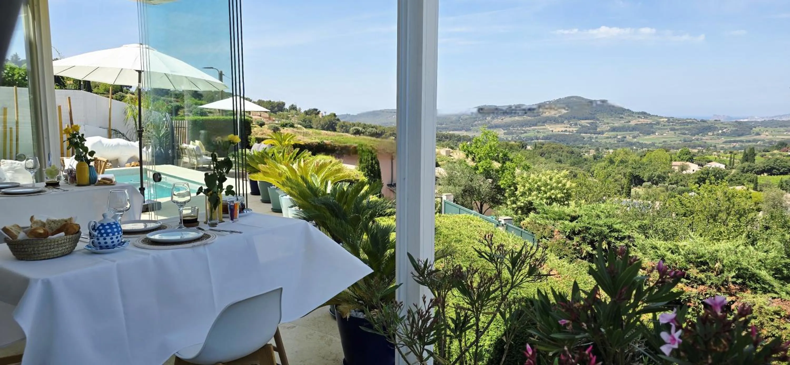 Breakfast in Le Nid Bleu