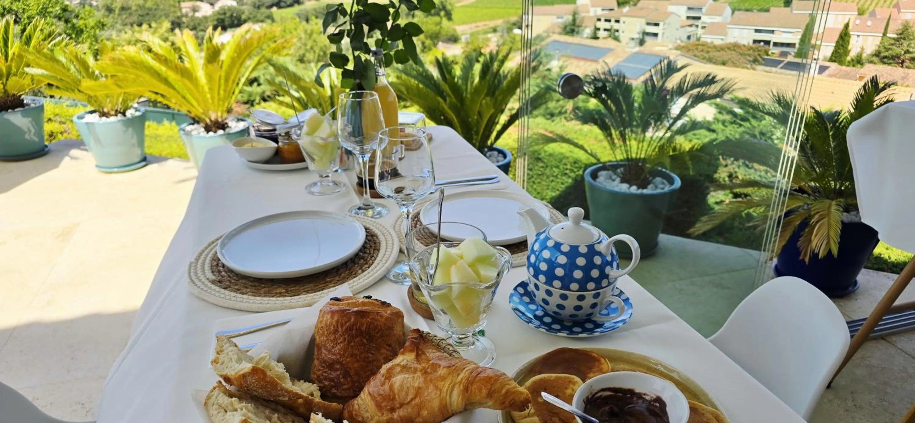 Breakfast in Le Nid Bleu