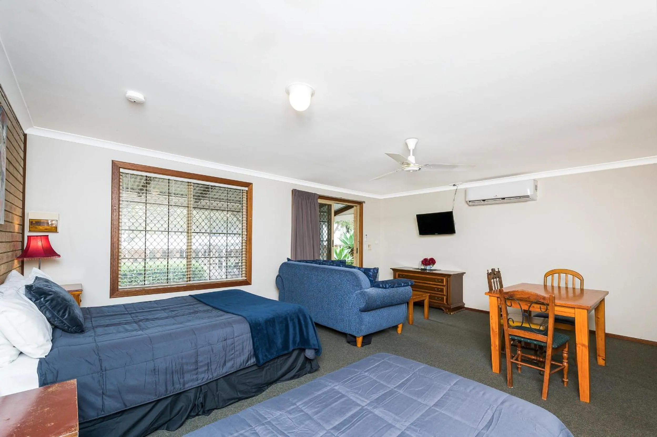 TV and multimedia, Bed in Travellers Rest Motel