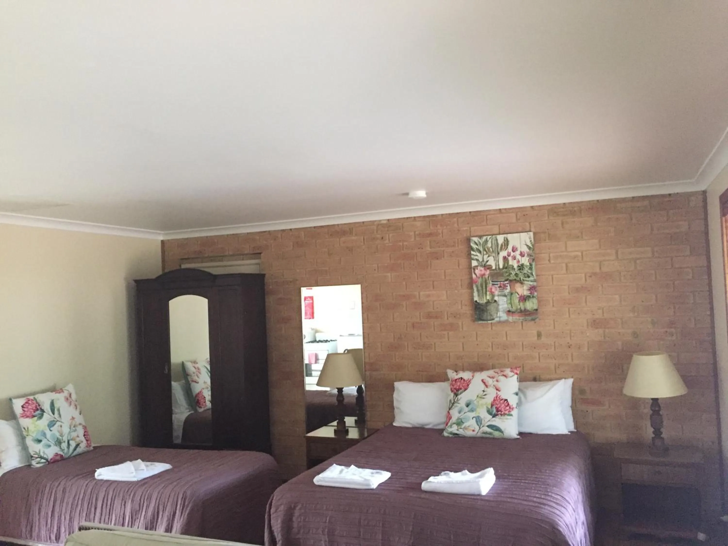 Bed in Travellers Rest Motel