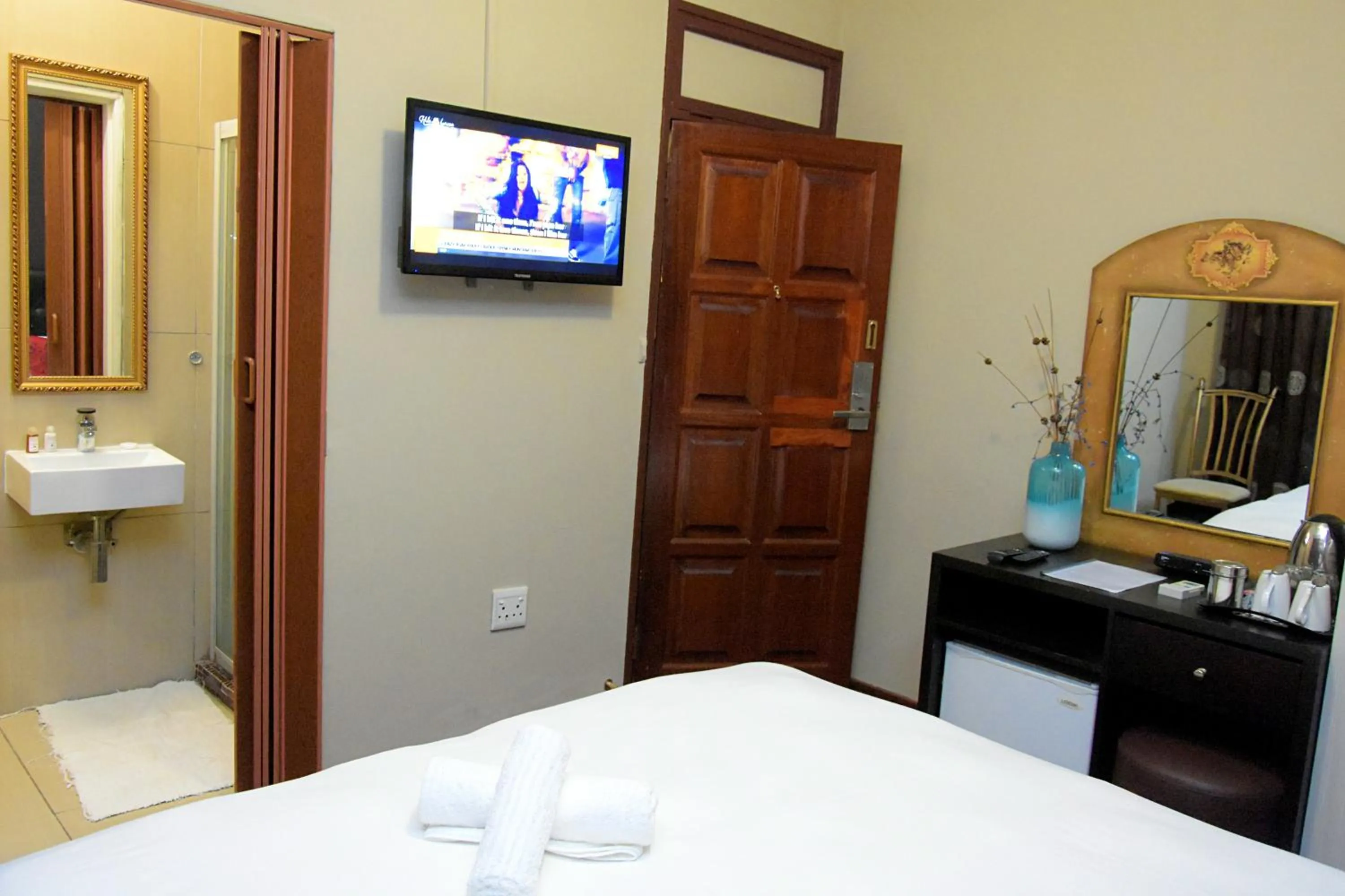 TV and multimedia, Bed in Houghton Guest House