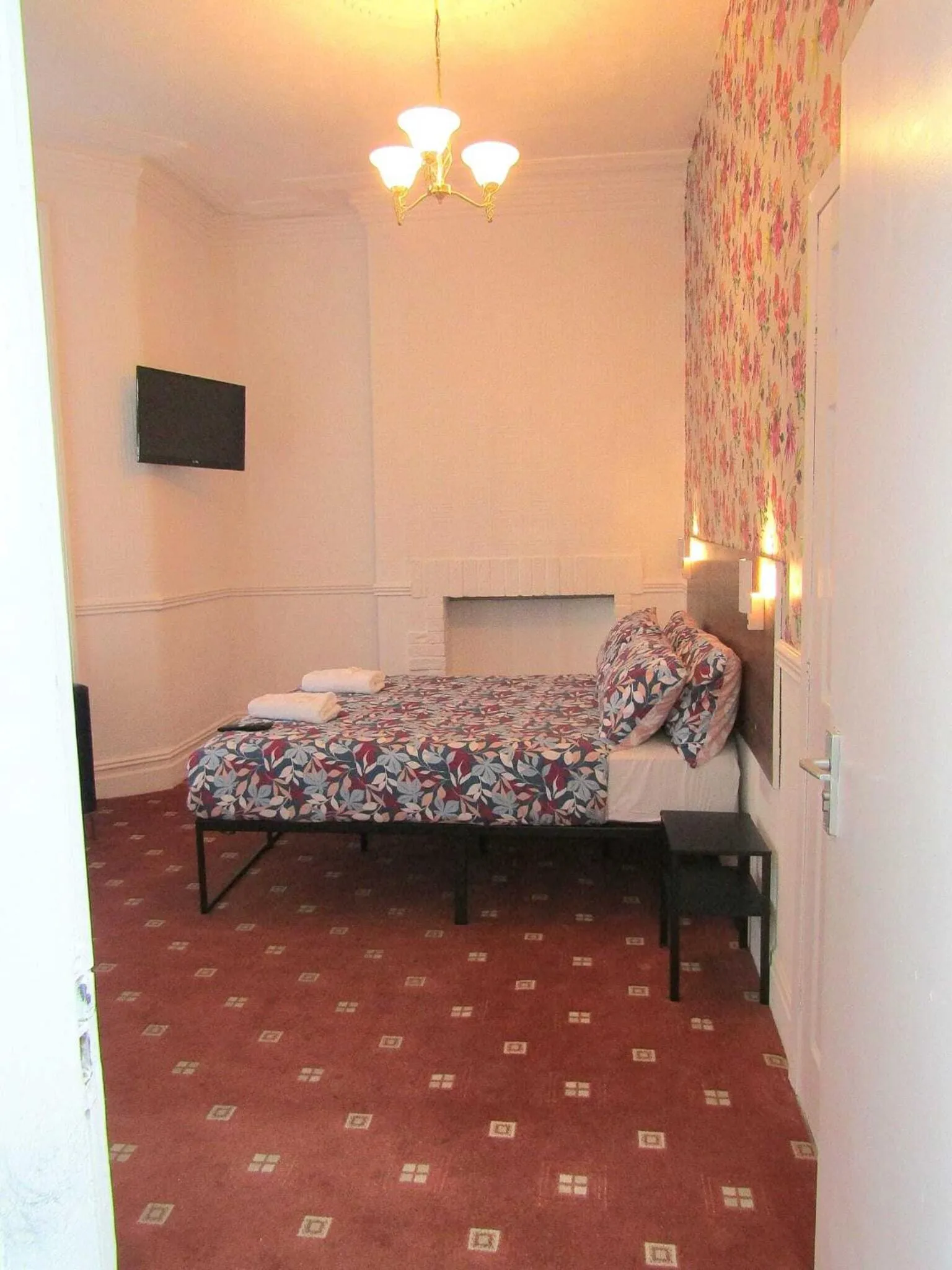 Bedroom, Bed in Belroy Hotel