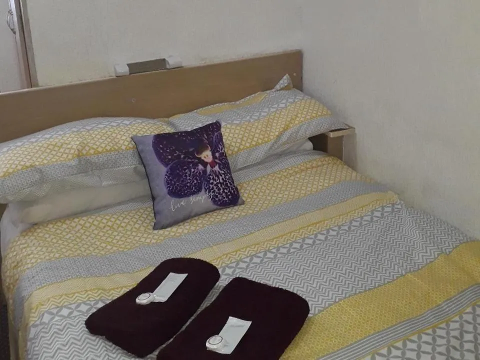 Bedroom, Bed in Belroy Hotel