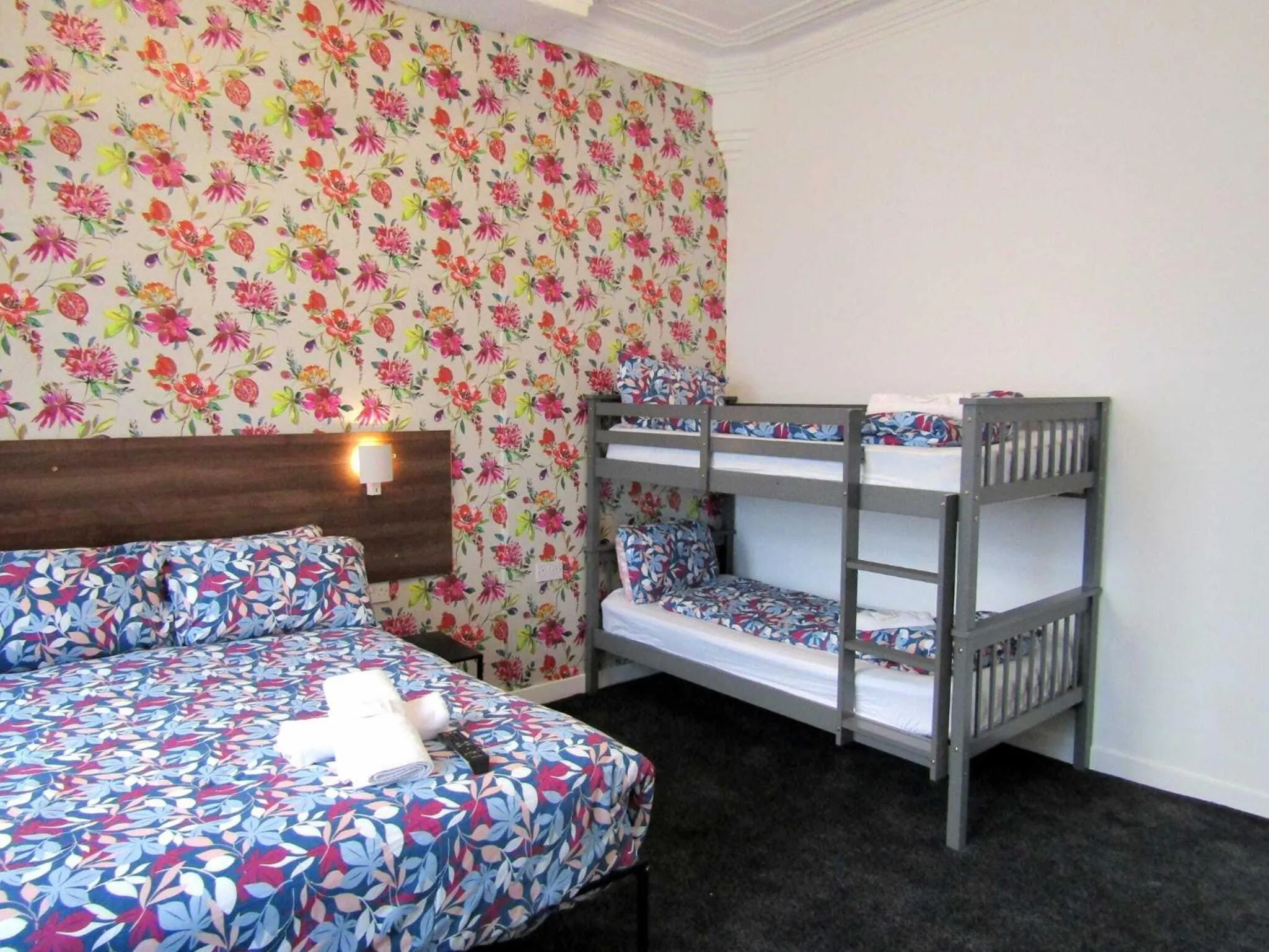 Bedroom, Bed in Belroy Hotel