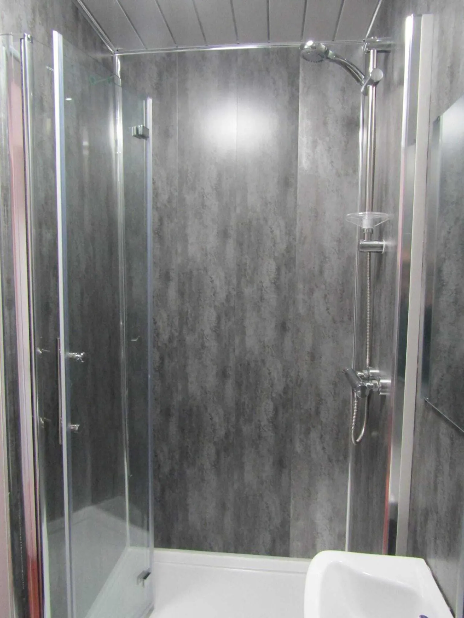 Bathroom in Belroy Hotel