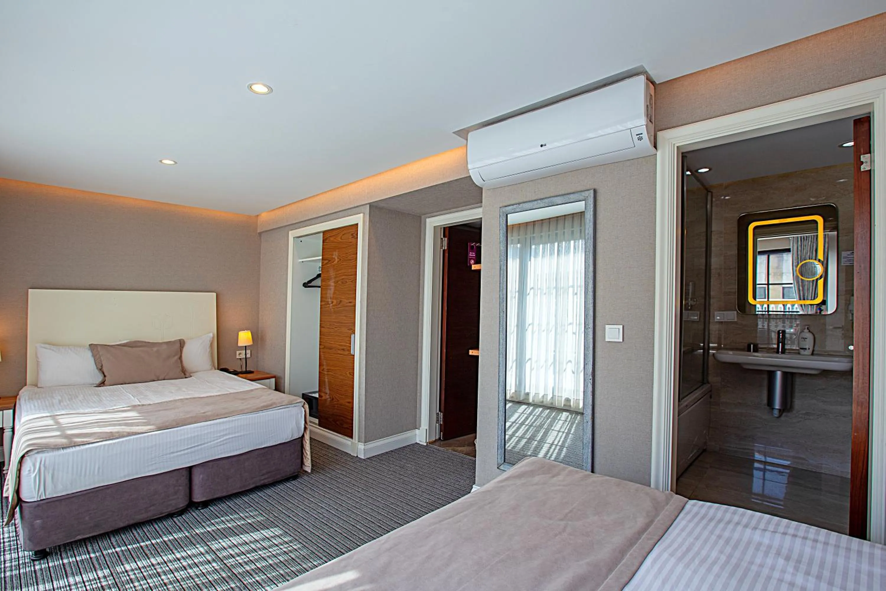 Photo of the whole room, Bed in Aston Hotel Taksim