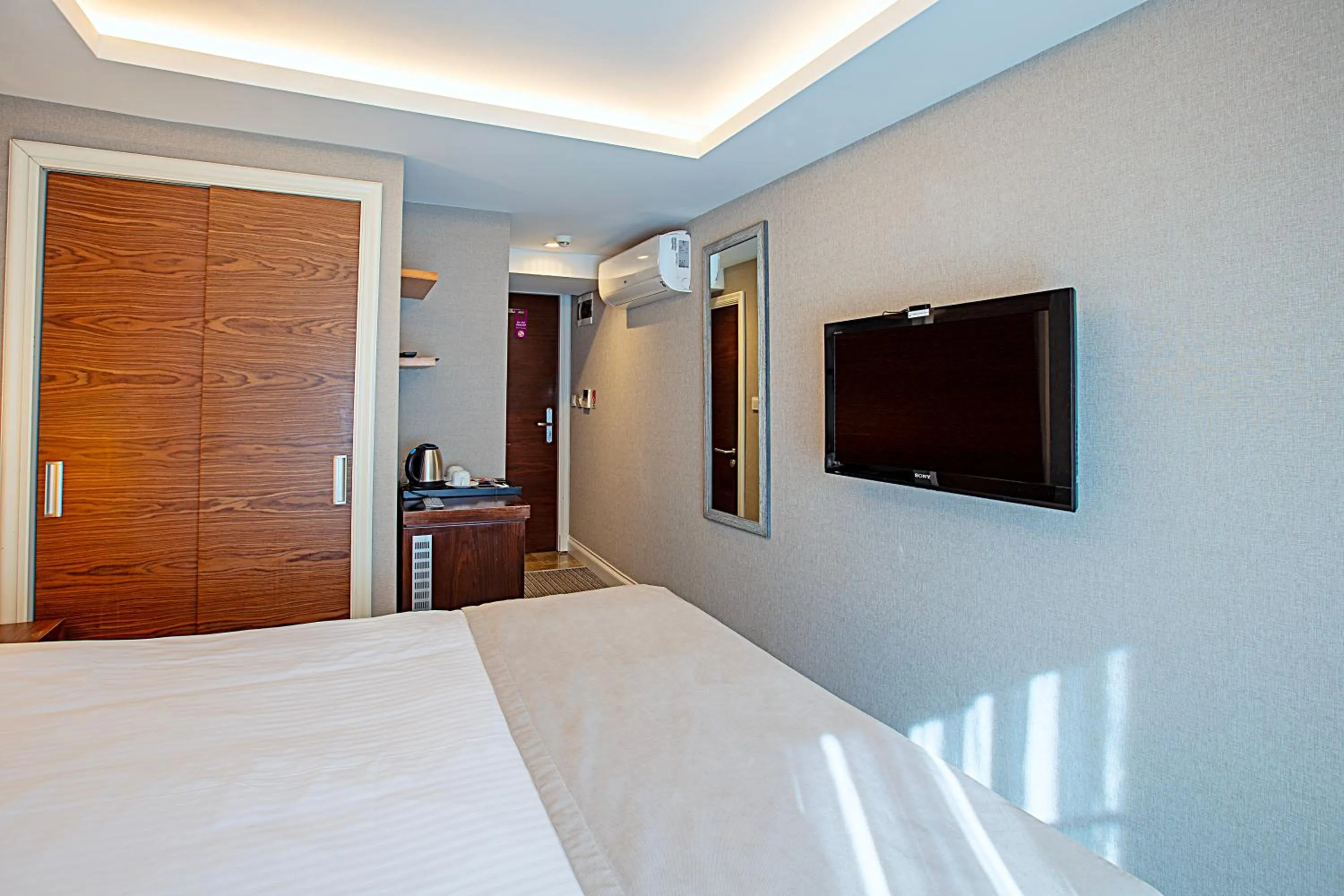 Photo of the whole room, Bed in Aston Hotel Taksim