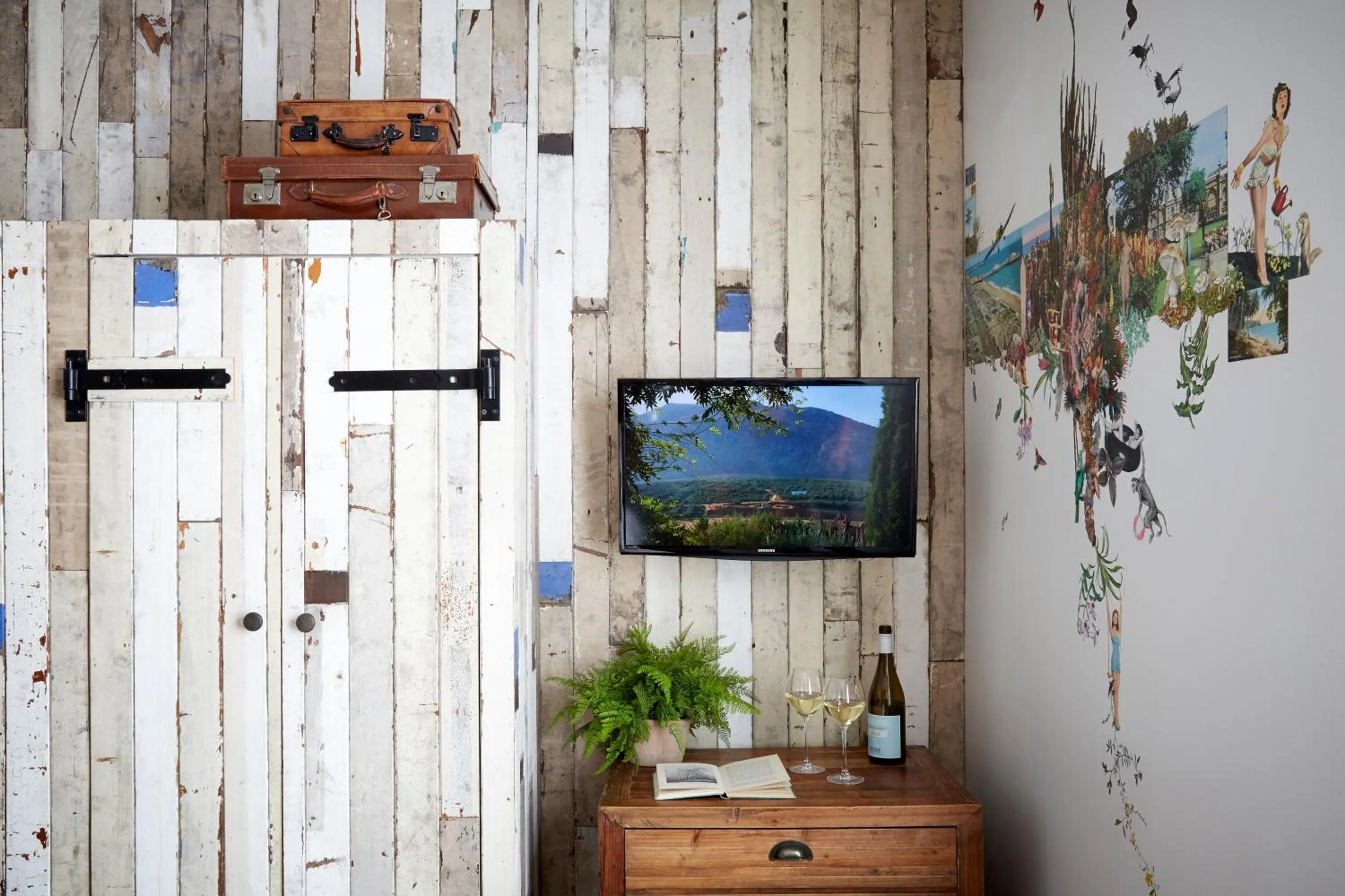 TV and multimedia in Artist Residence Brighton