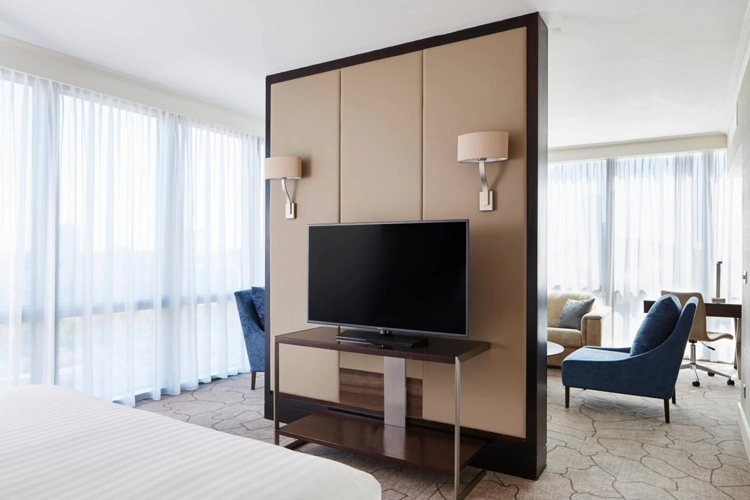 Photo of the whole room, Bed in London Marriott Hotel Canary Wharf