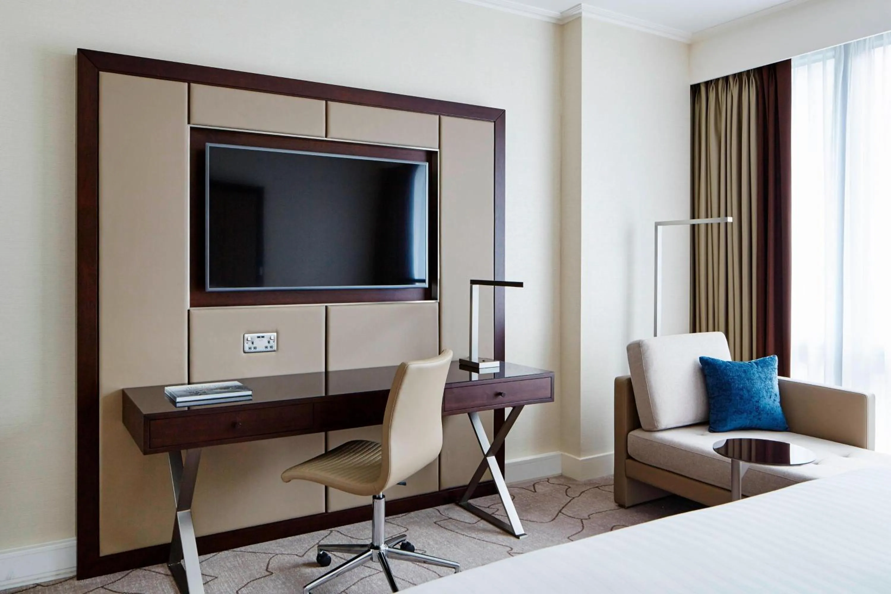 Photo of the whole room, Bed in London Marriott Hotel Canary Wharf