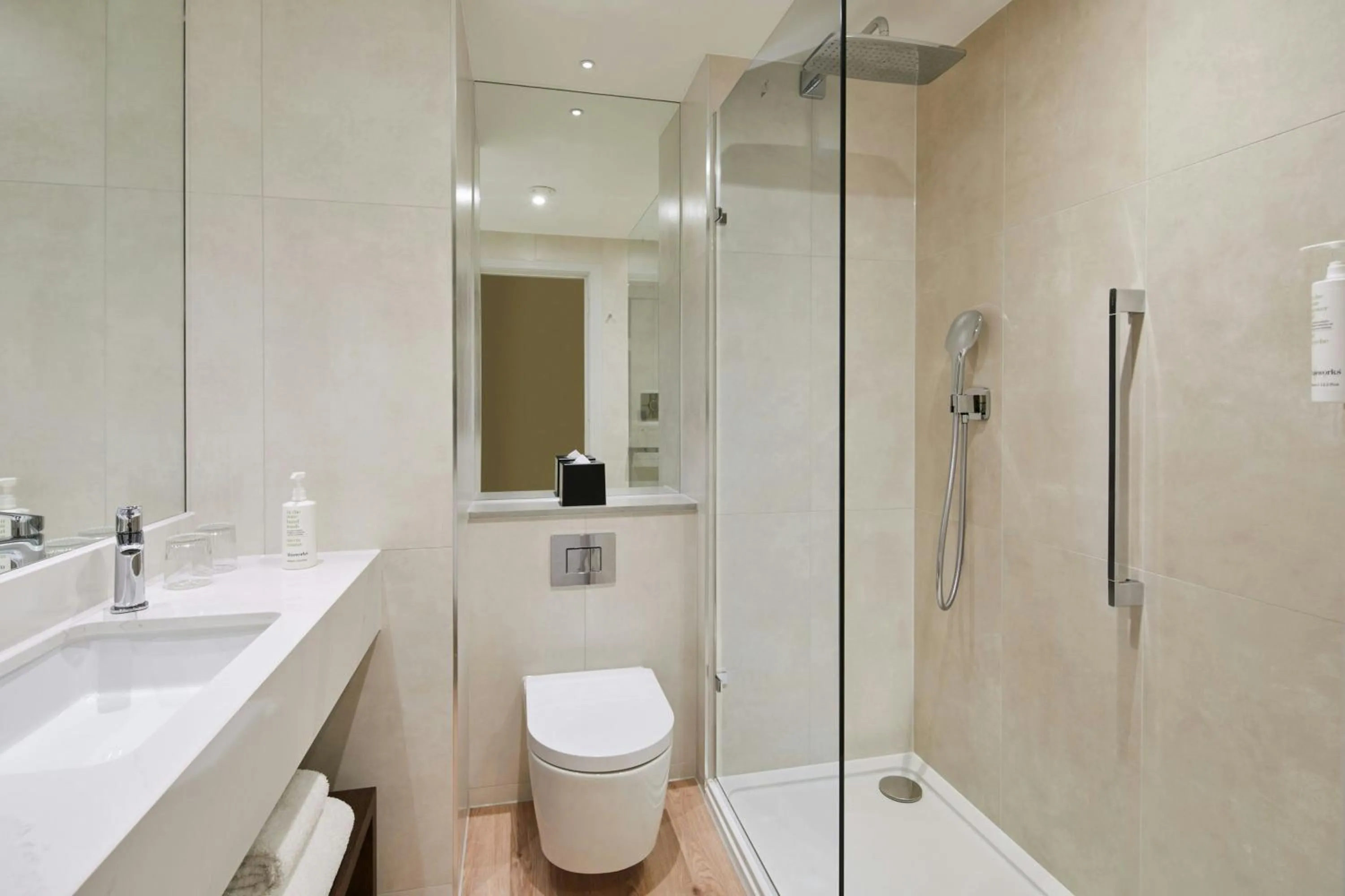 Bathroom in London Marriott Hotel Marble Arch