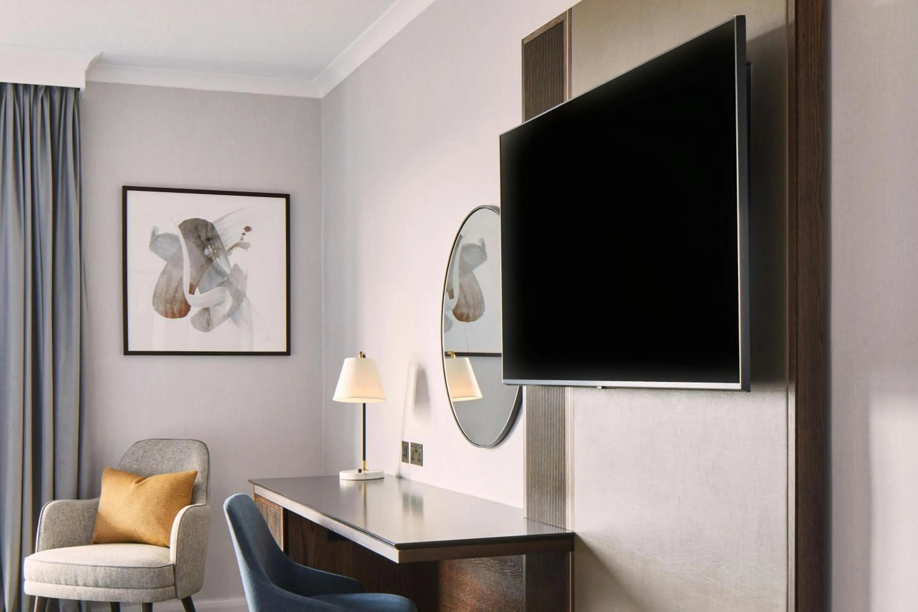 Photo of the whole room in London Marriott Hotel Marble Arch