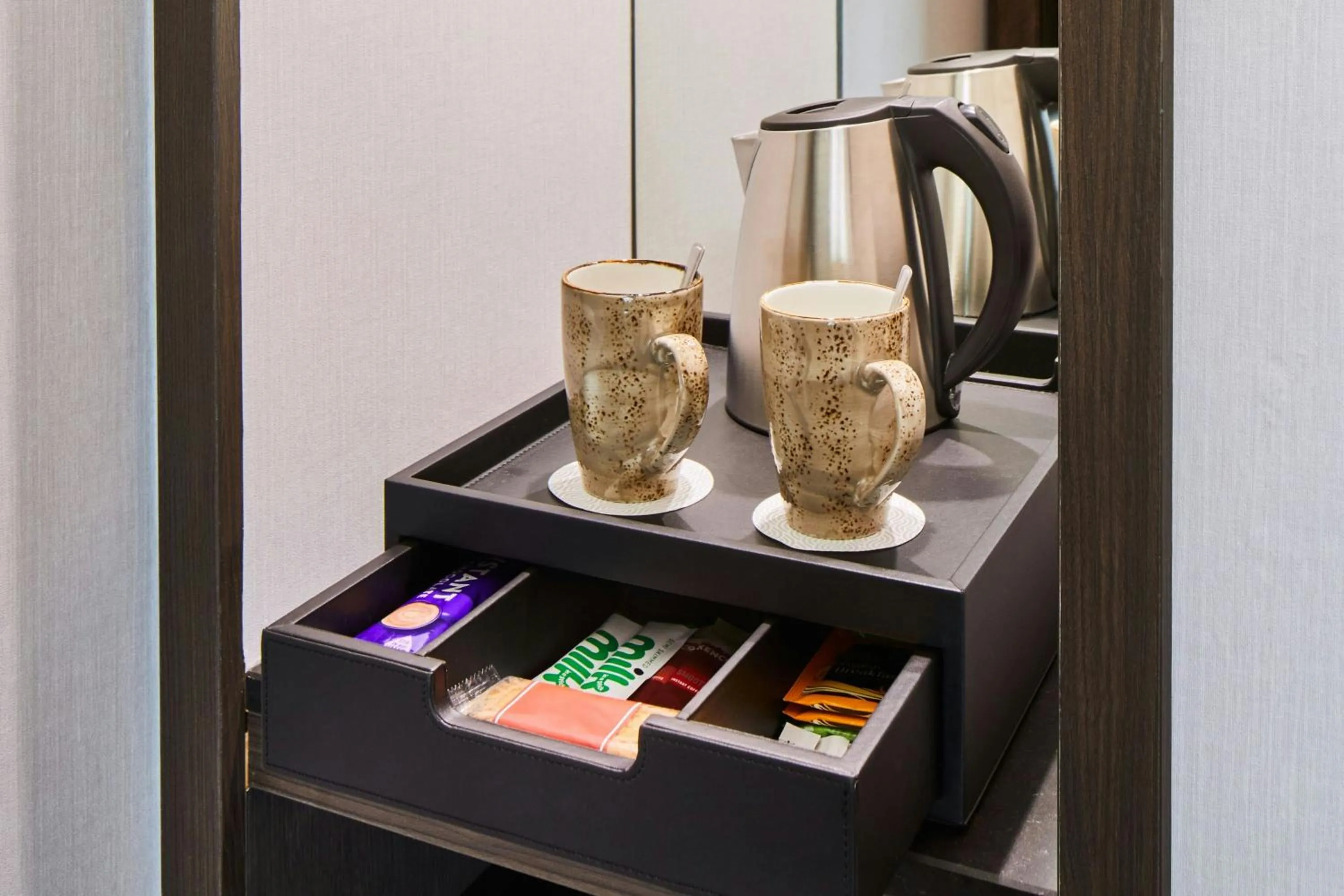 Photo of the whole room in London Marriott Hotel Marble Arch