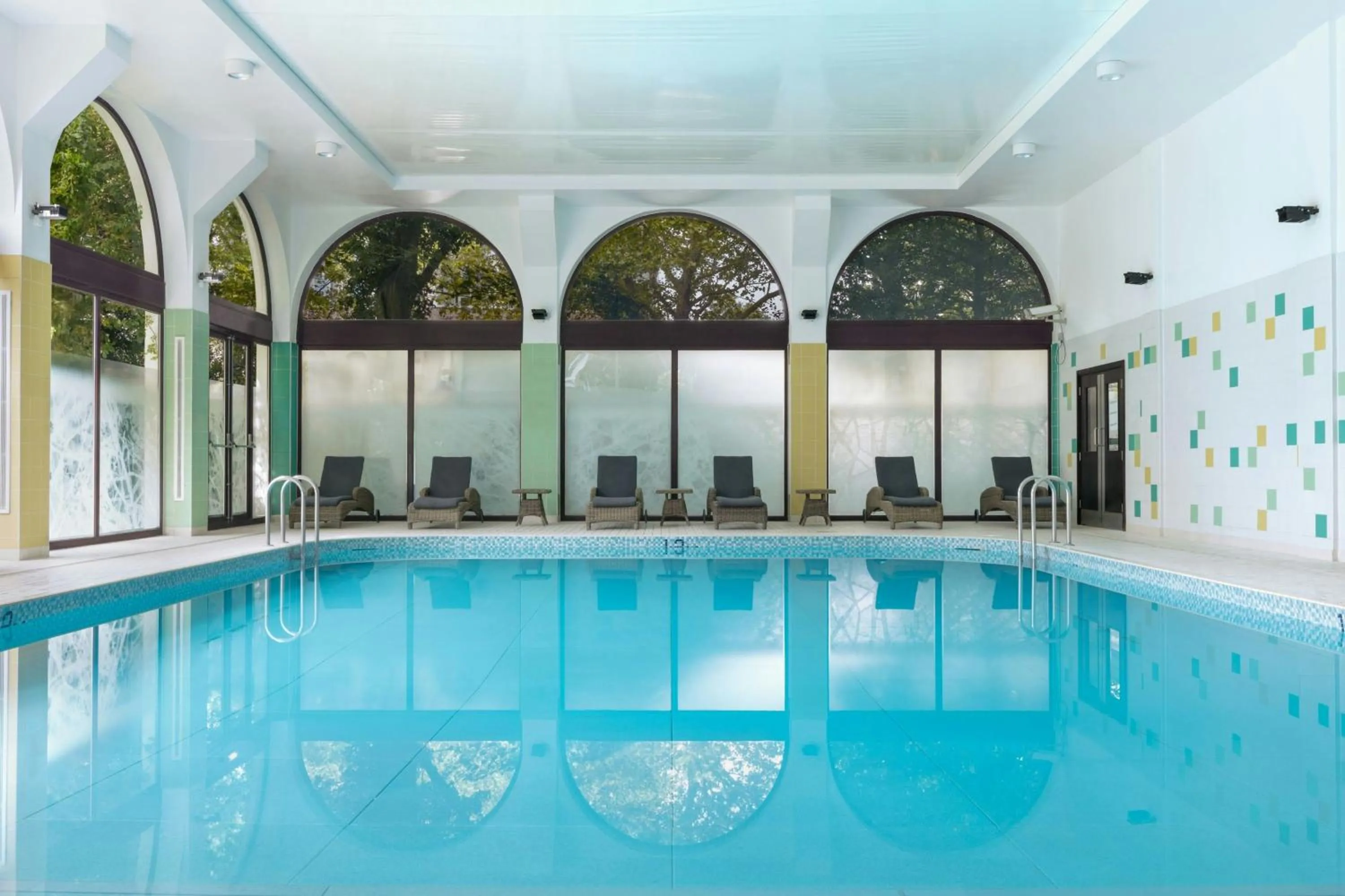 Swimming pool in London Marriott Hotel Regents Park