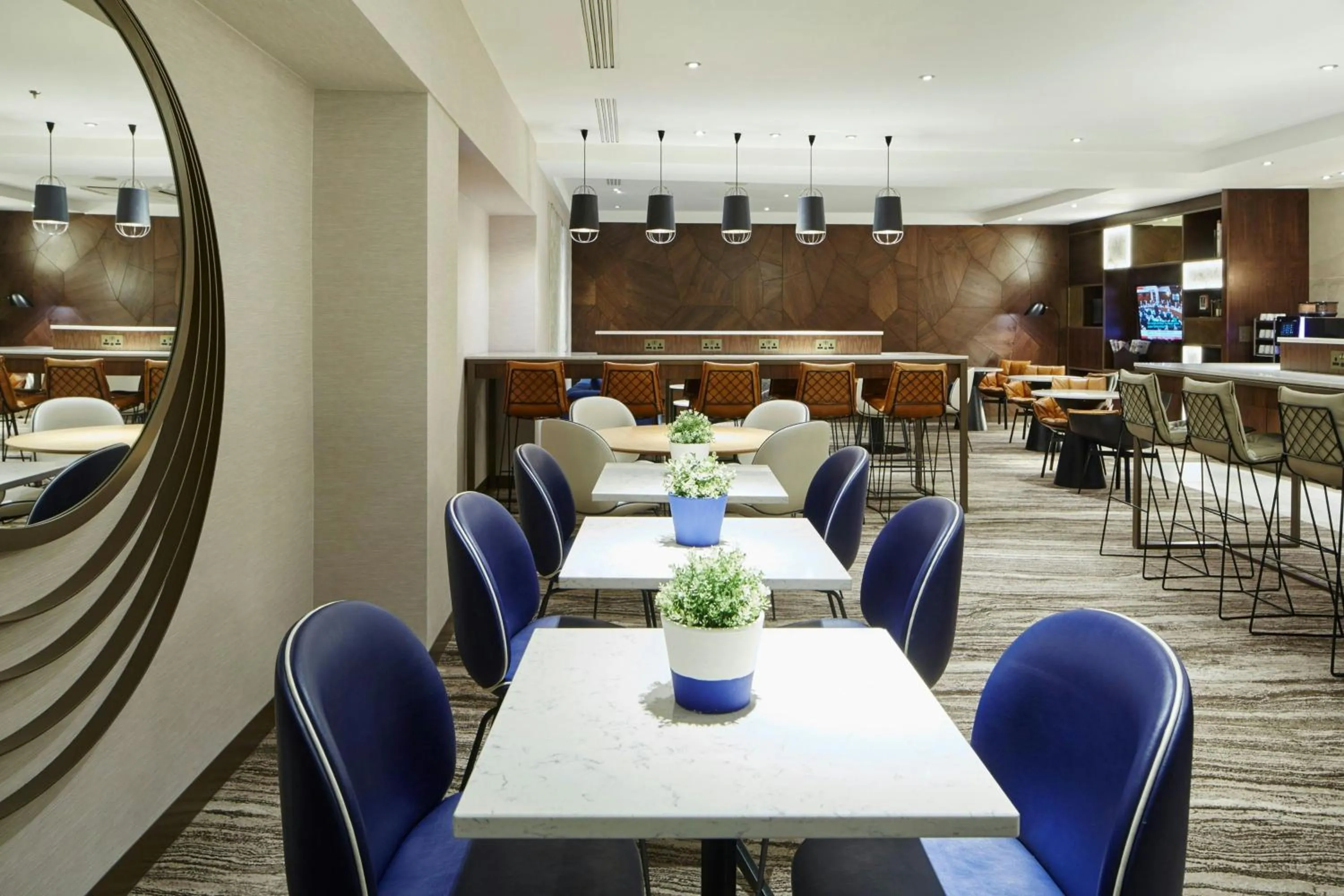 Lounge or bar in London Marriott Hotel Regents Park